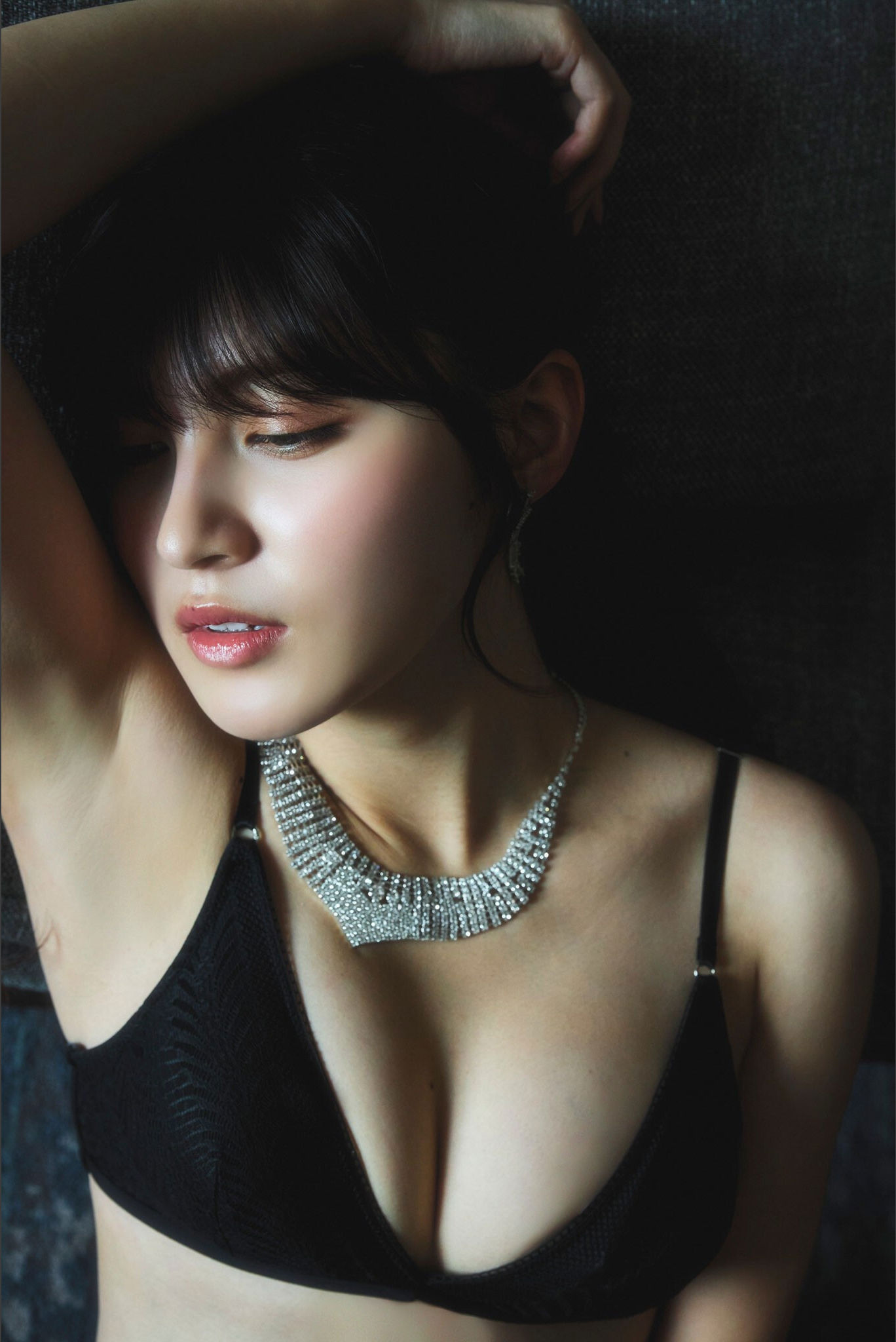 神志那結衣 - 赤いドレスを脱いだら/(50P)