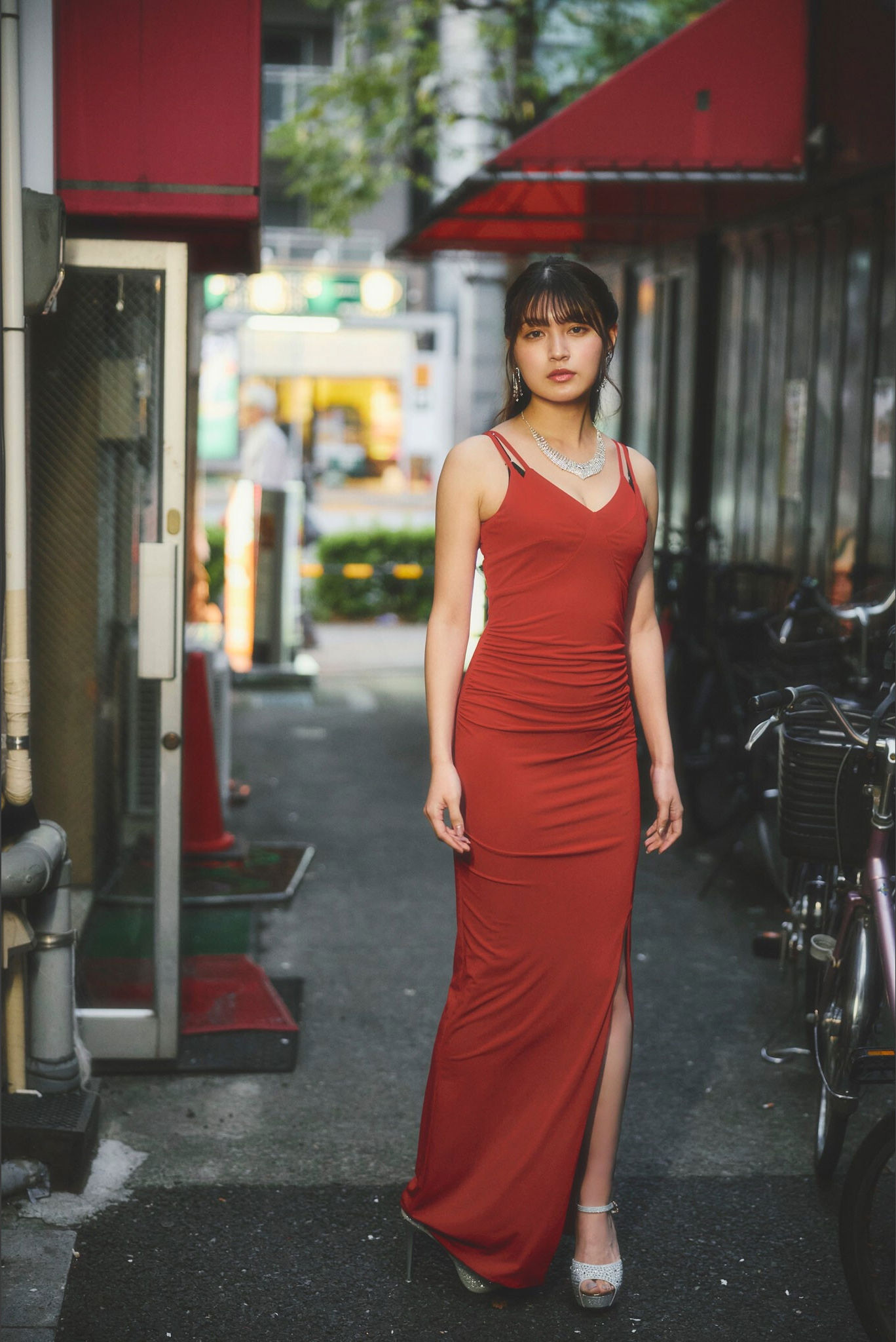 神志那結衣 - 赤いドレスを脱いだら/(50P)