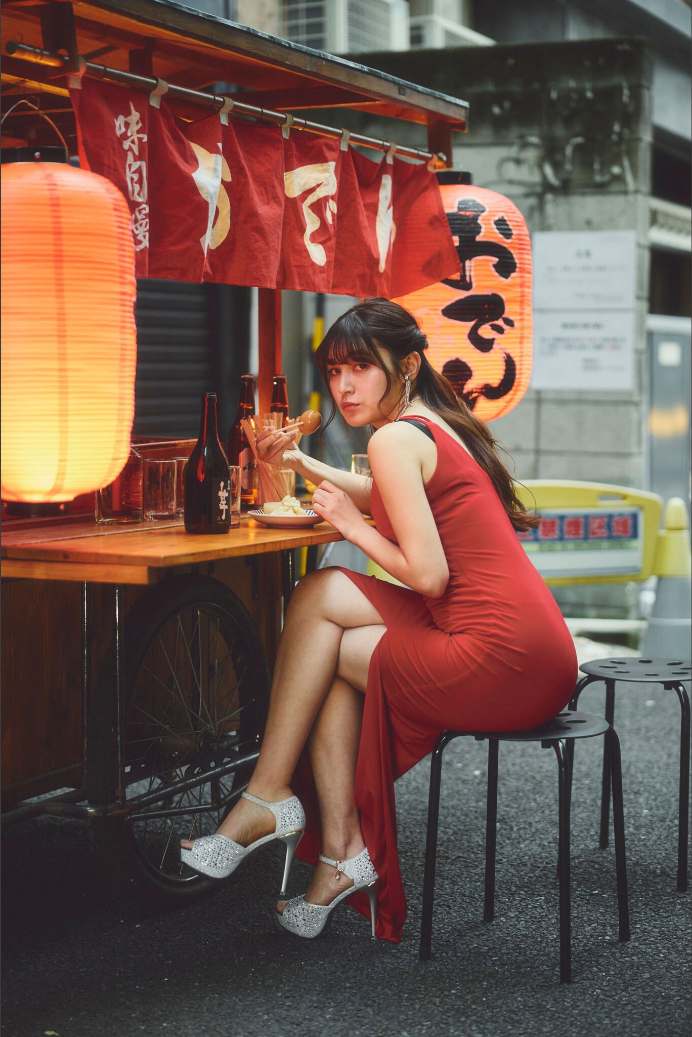 神志那結衣 - 赤いドレスを脱いだら/(50P)