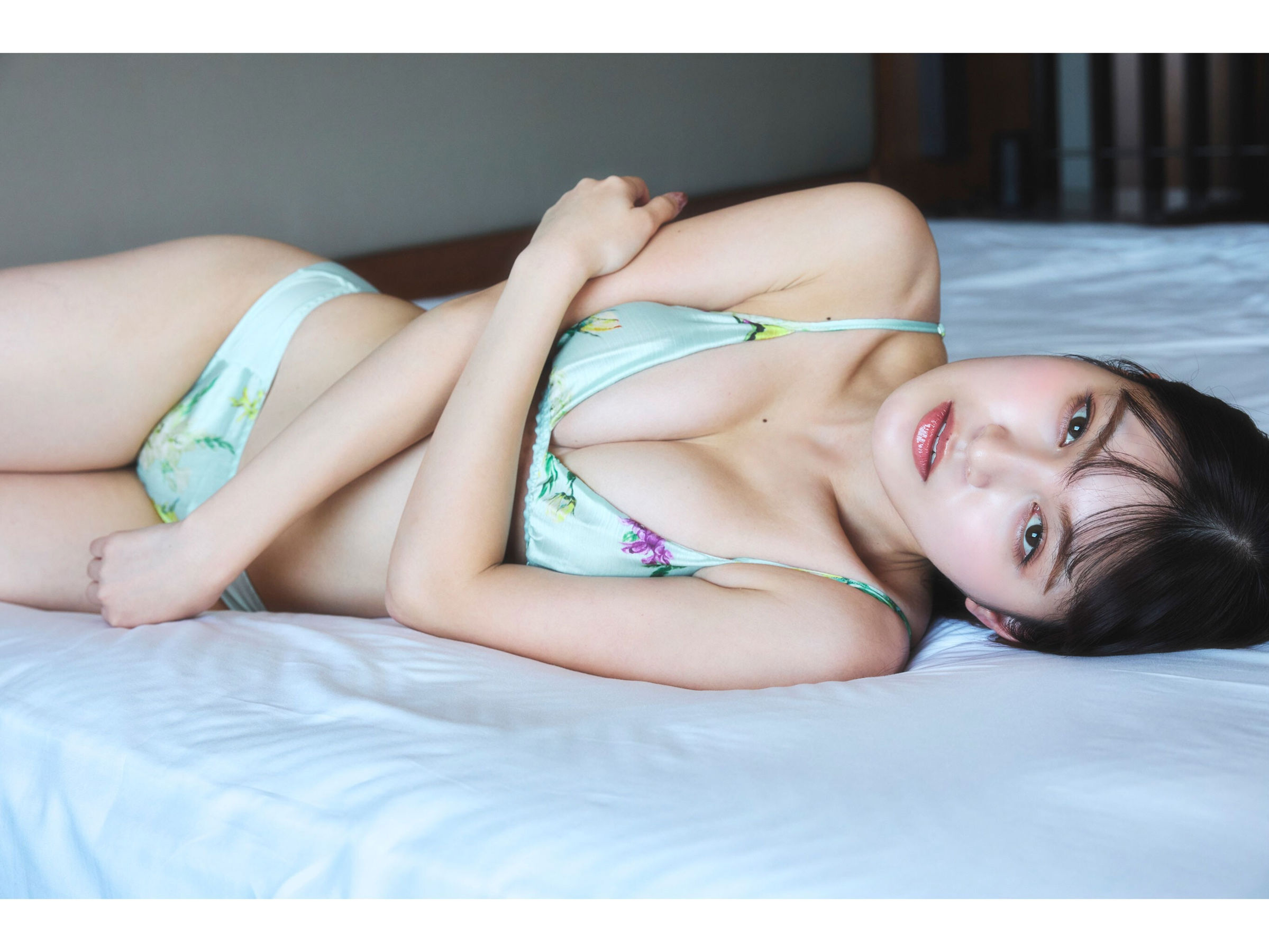 神志那結衣 - 赤いドレスを脱いだら/(50P)