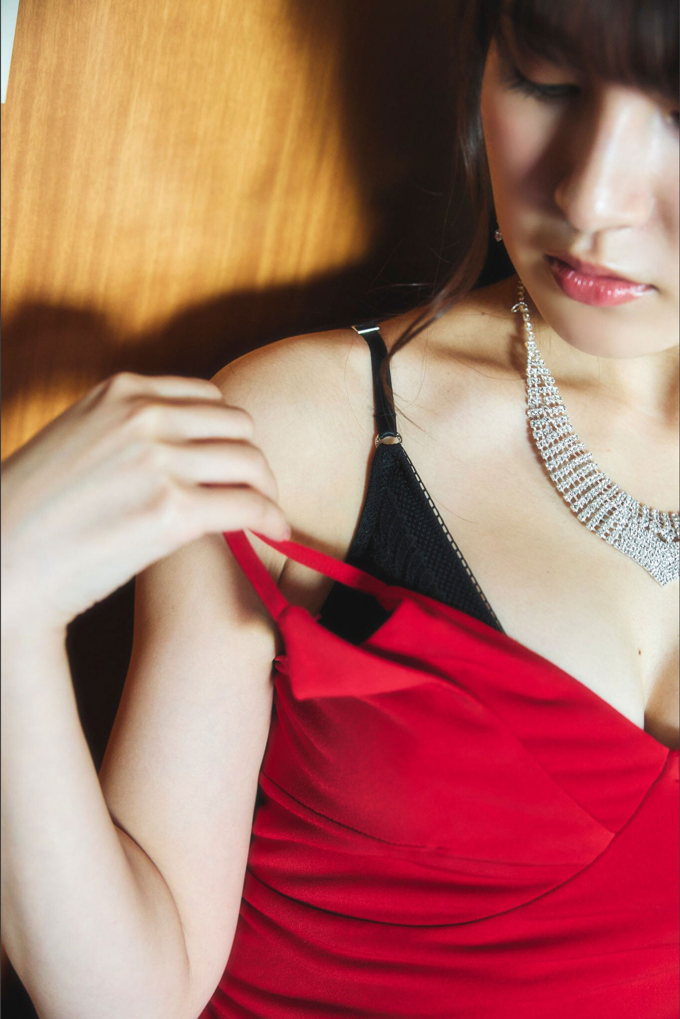 神志那結衣 - 赤いドレスを脱いだら/(50P)