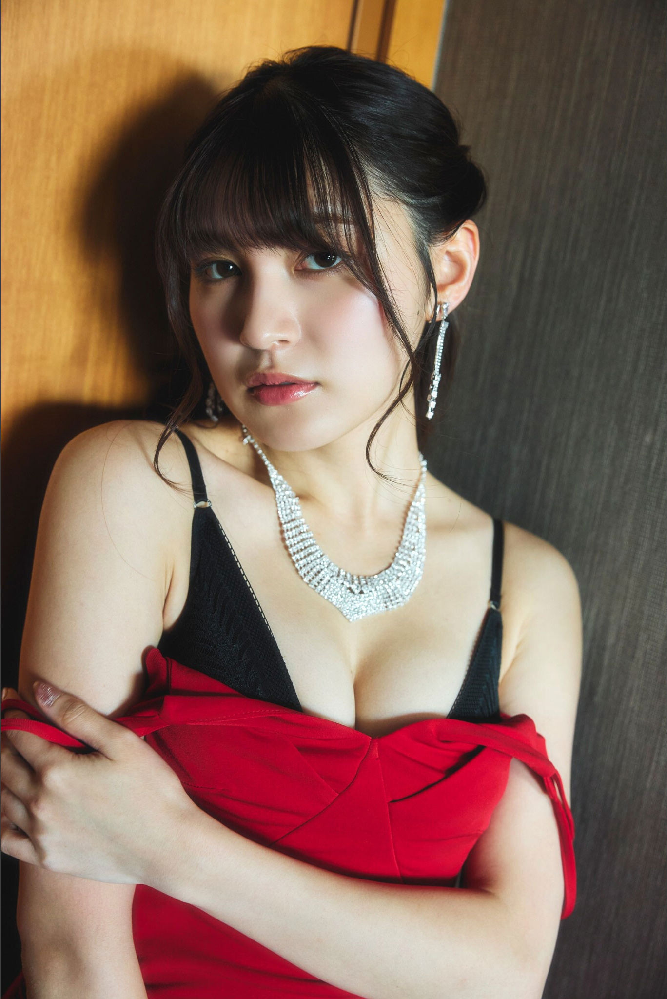 神志那結衣 - 赤いドレスを脱いだら/(50P)