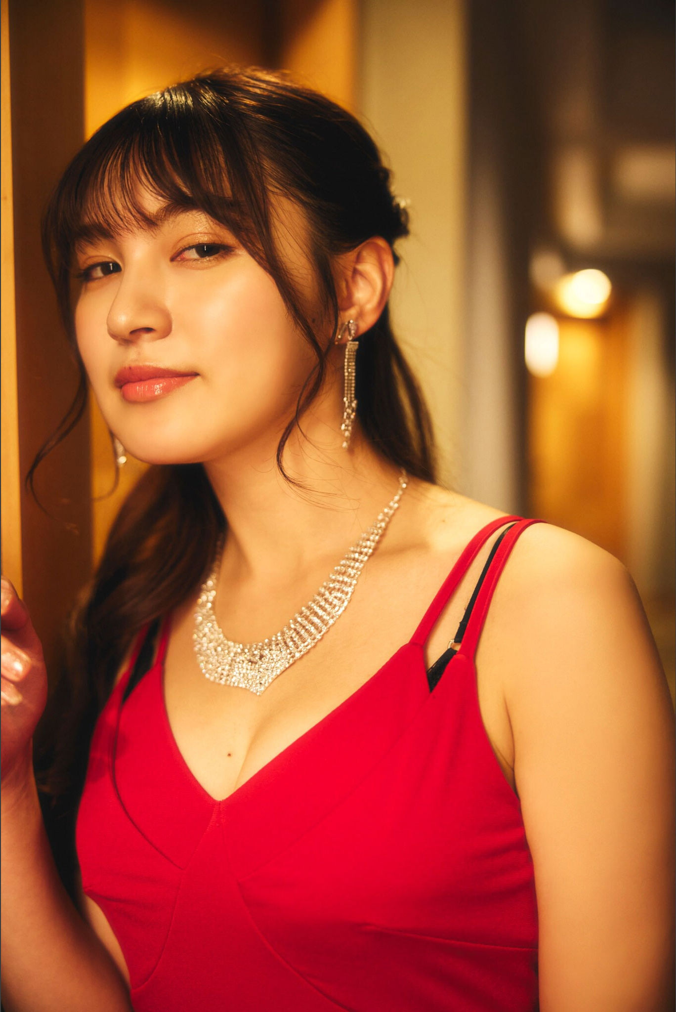 神志那結衣 - 赤いドレスを脱いだら/(50P)