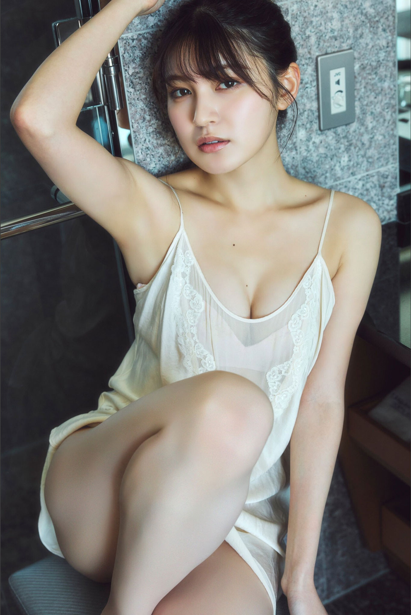 神志那結衣 - 赤いドレスを脱いだら/(50P)