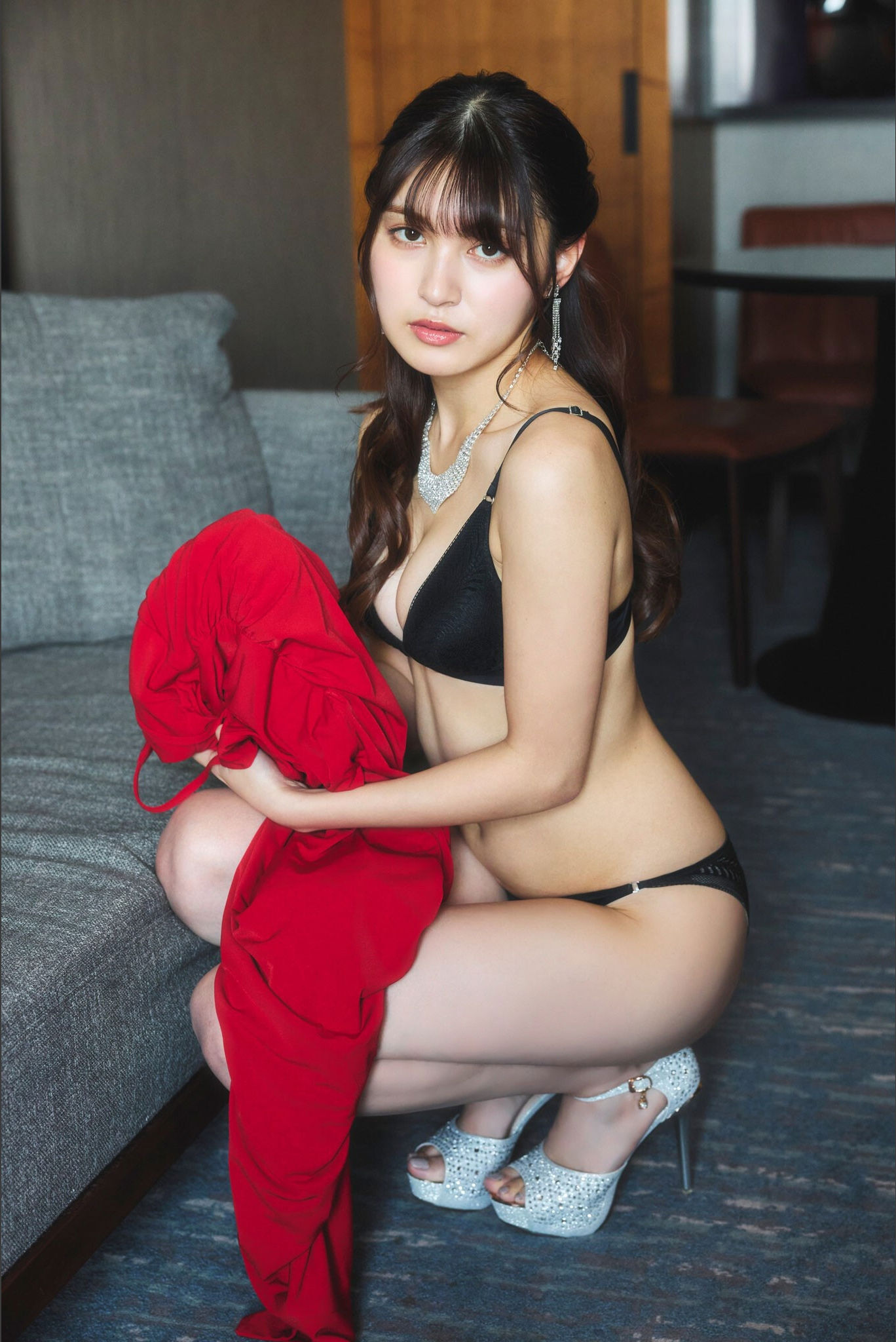 神志那結衣 - 赤いドレスを脱いだら/(50P)