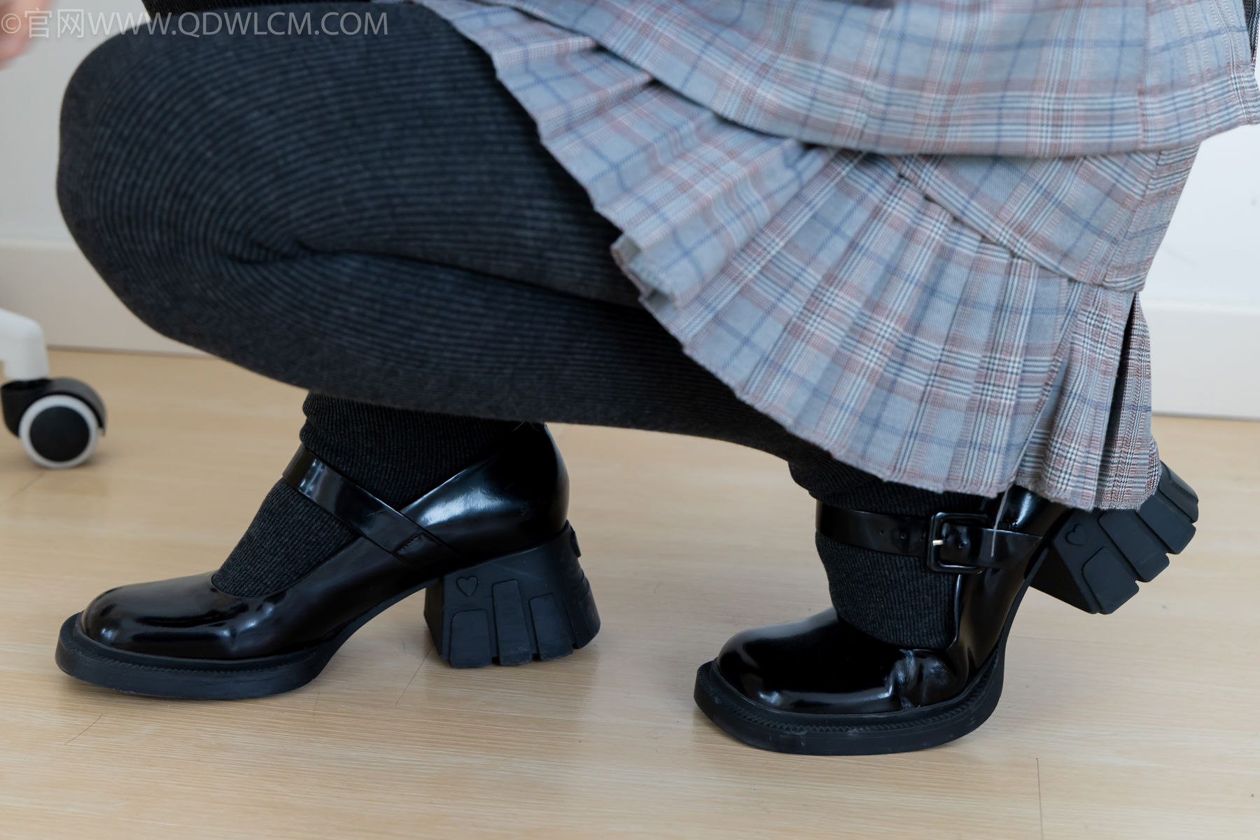 物恋传媒 No.2479 茯苓 - 皮鞋、厚灰连裤棉袜/(160P)