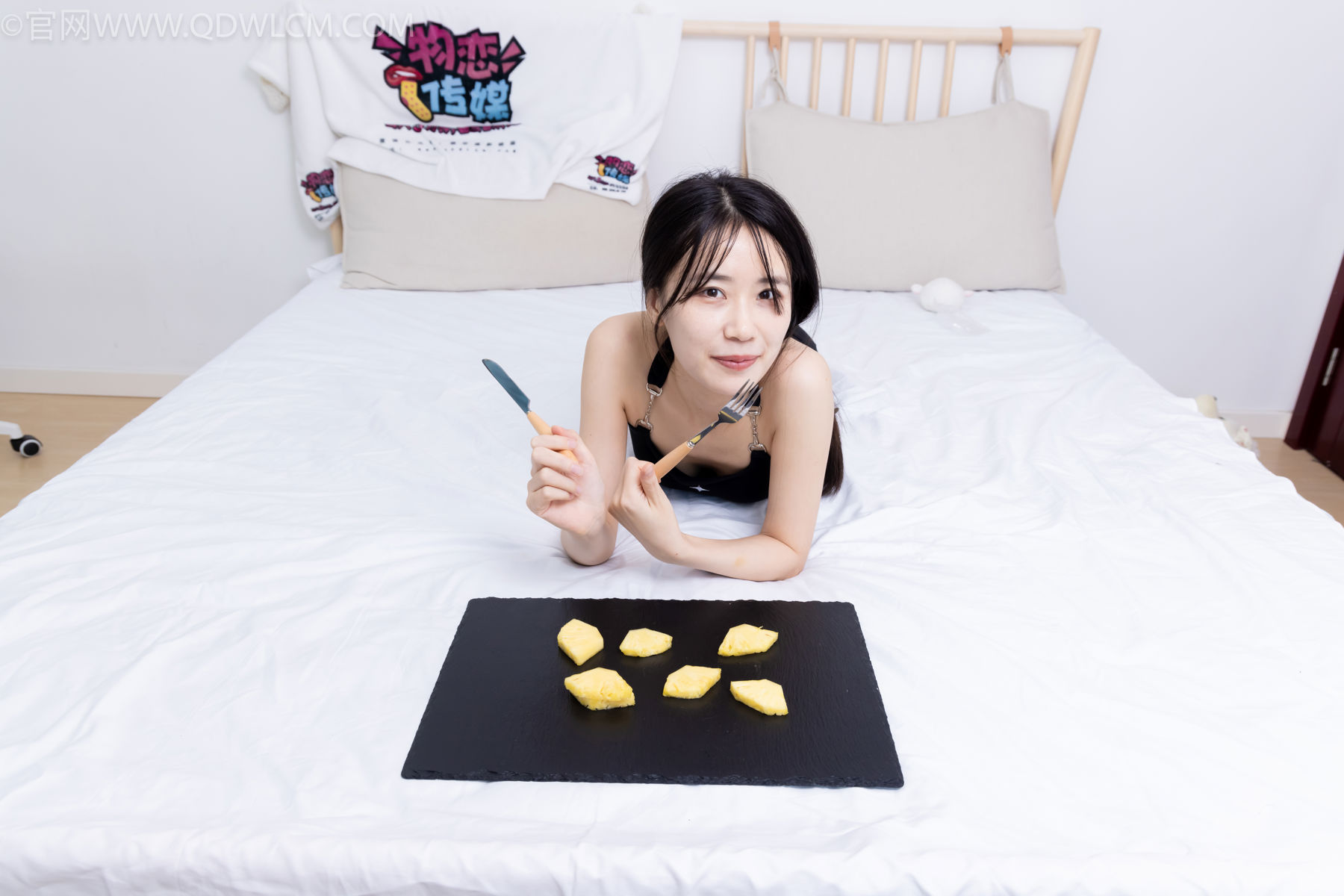 物恋传媒 No.2486 菜菜 - 高跟鞋、厚黑丝、裸足/(284P)