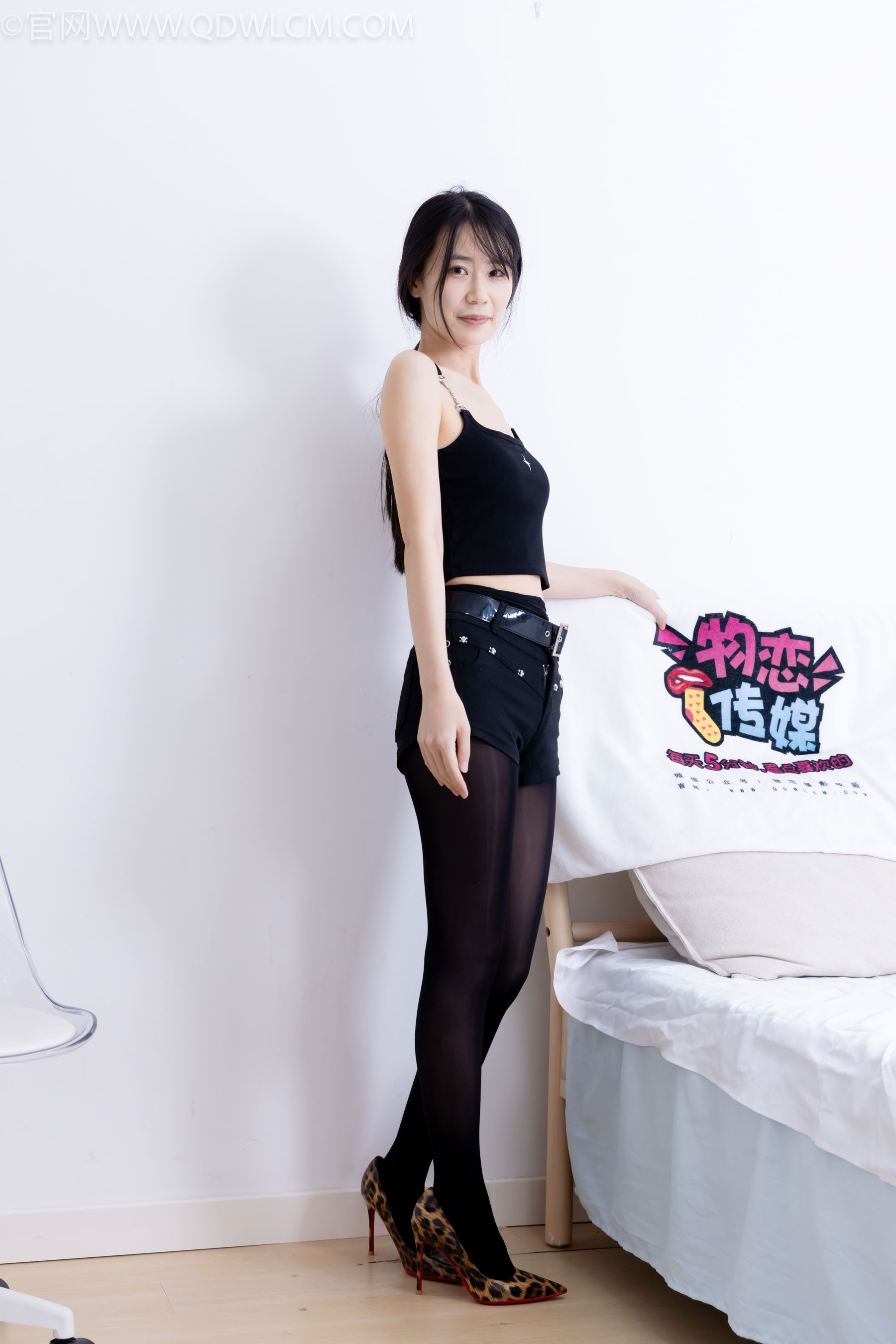 物恋传媒 No.2486 菜菜 - 高跟鞋、厚黑丝、裸足/(284P)