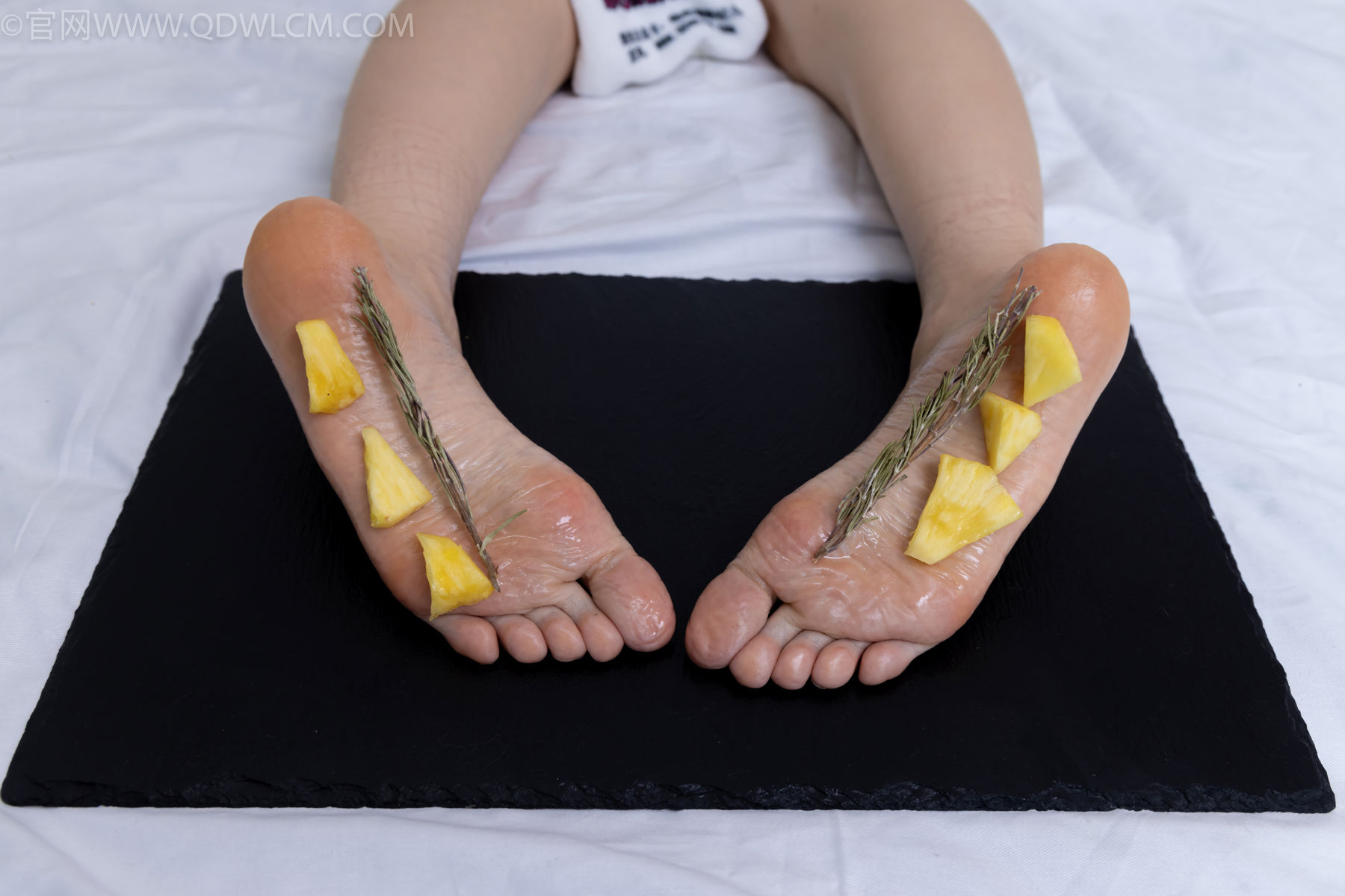 物恋传媒 No.2486 菜菜 - 高跟鞋、厚黑丝、裸足/(284P)