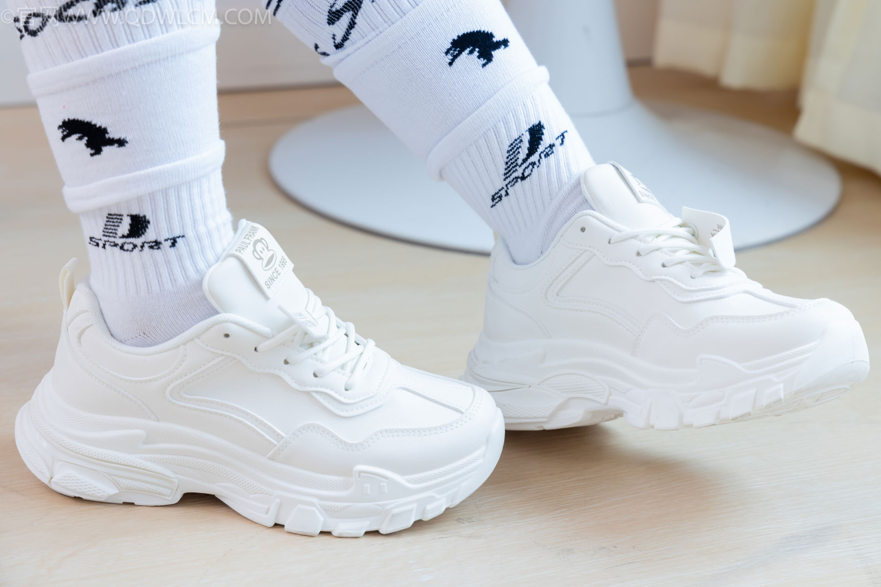 物恋传媒 No.2482 小可 - 运动鞋、白棉袜、裸足/(165P)