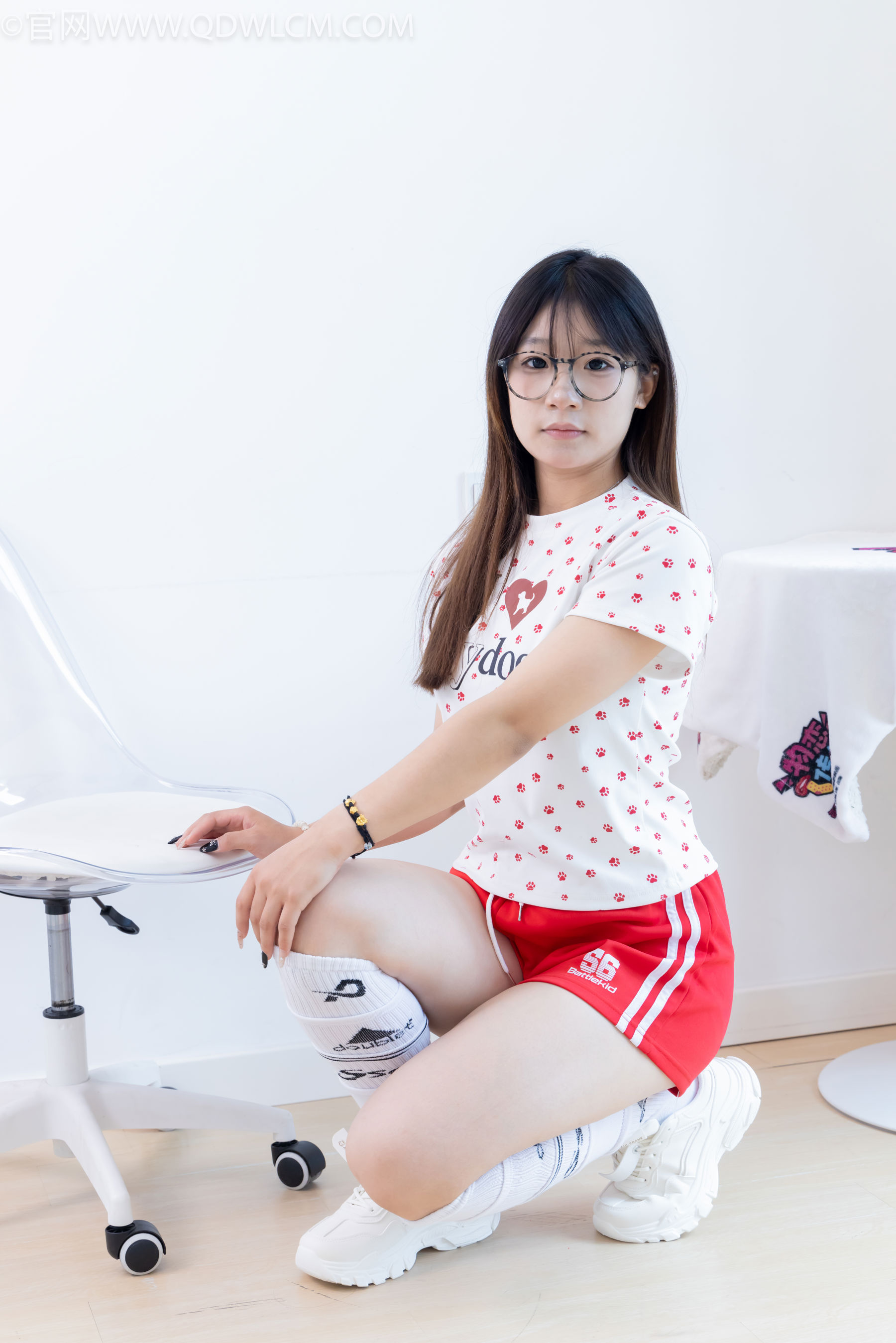 物恋传媒 No.2482 小可 - 运动鞋、白棉袜、裸足/(165P)