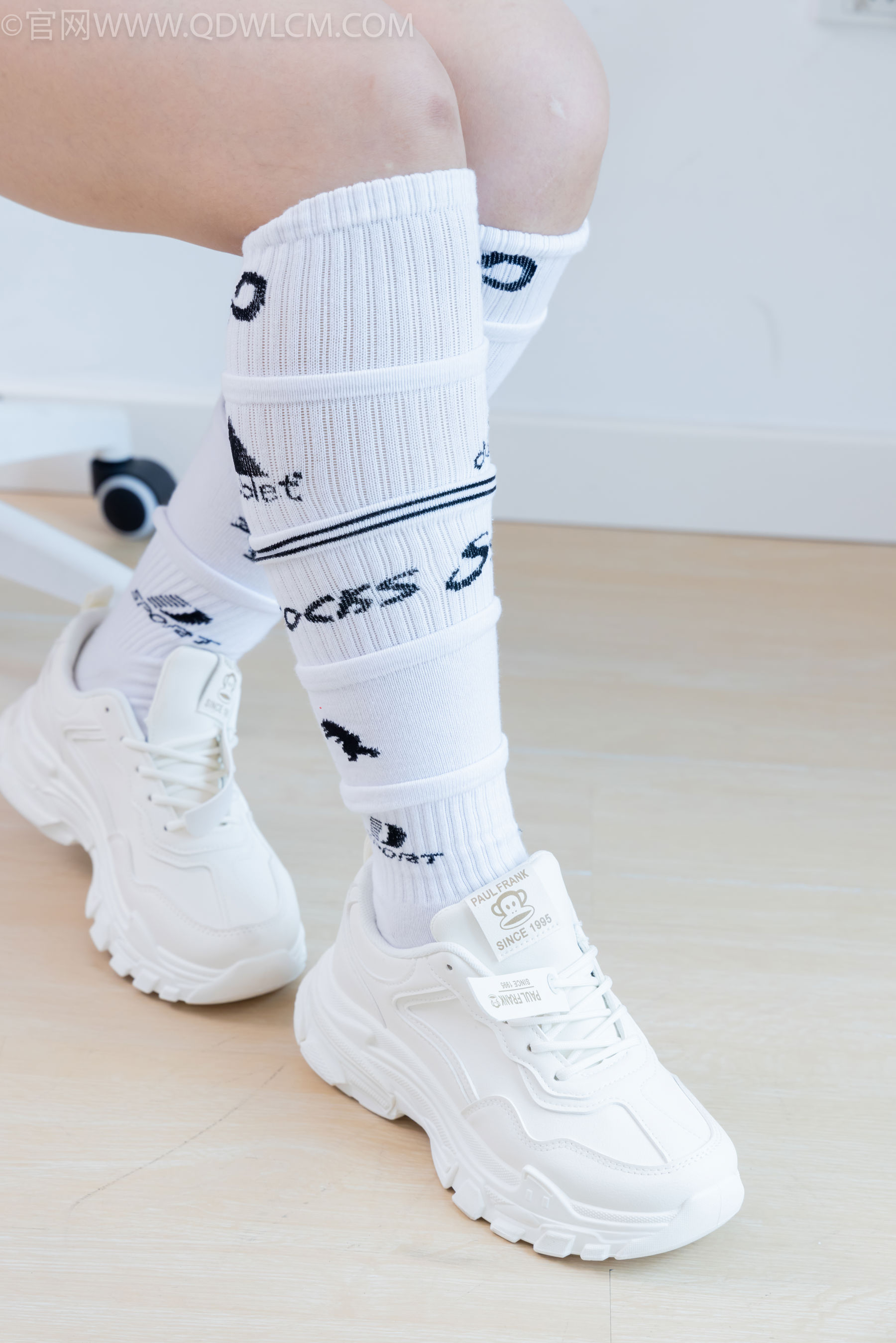 物恋传媒 No.2482 小可 - 运动鞋、白棉袜、裸足/(165P)