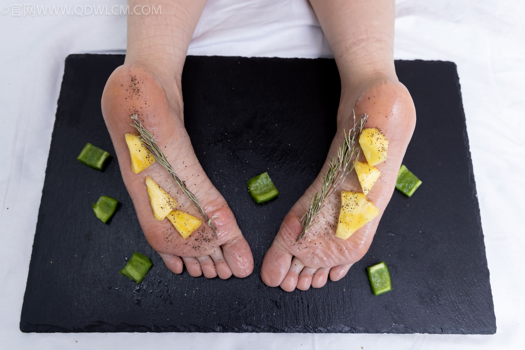 物恋传媒 No.2486 菜菜 - 高跟鞋、厚黑丝、裸足/(284P)