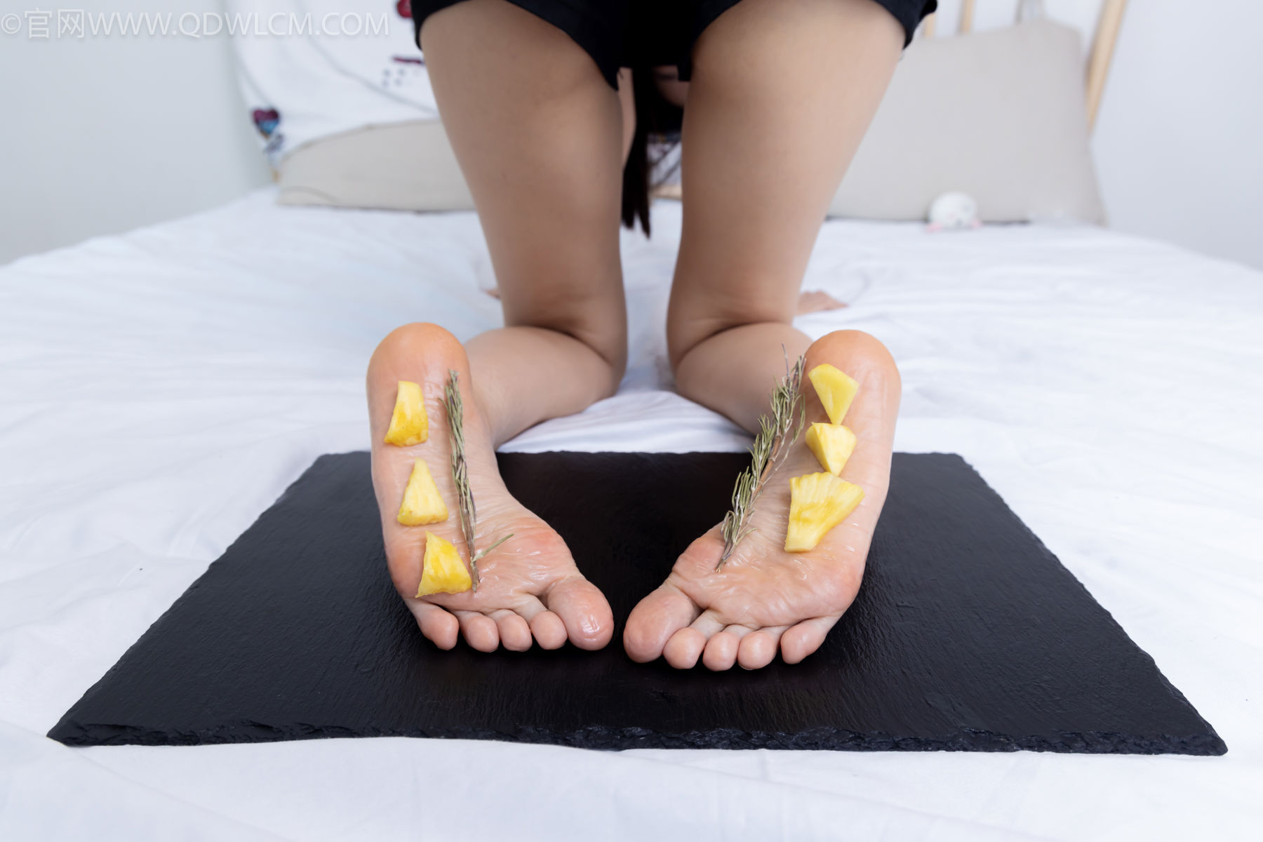 物恋传媒 No.2486 菜菜 - 高跟鞋、厚黑丝、裸足/(284P)