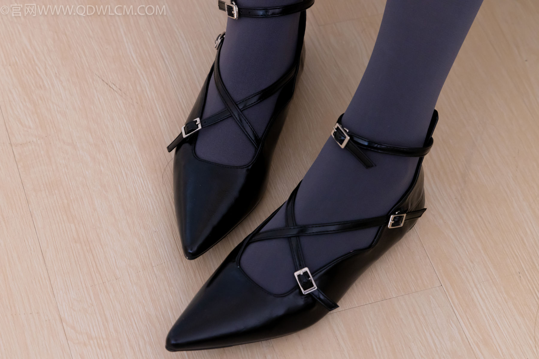 物恋传媒 No.2487 恬恬 - 高跟鞋、厚灰丝、老头乐挠脚剧情/(152P)