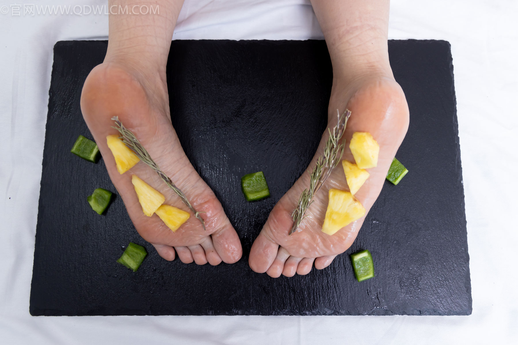 物恋传媒 No.2486 菜菜 - 高跟鞋、厚黑丝、裸足/(284P)