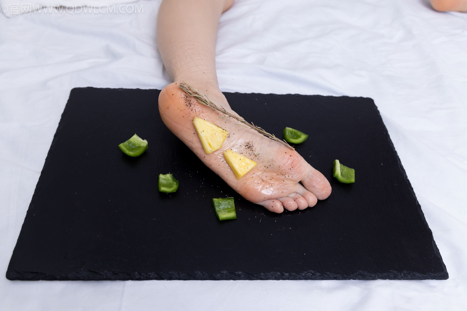 物恋传媒 No.2486 菜菜 - 高跟鞋、厚黑丝、裸足/(284P)