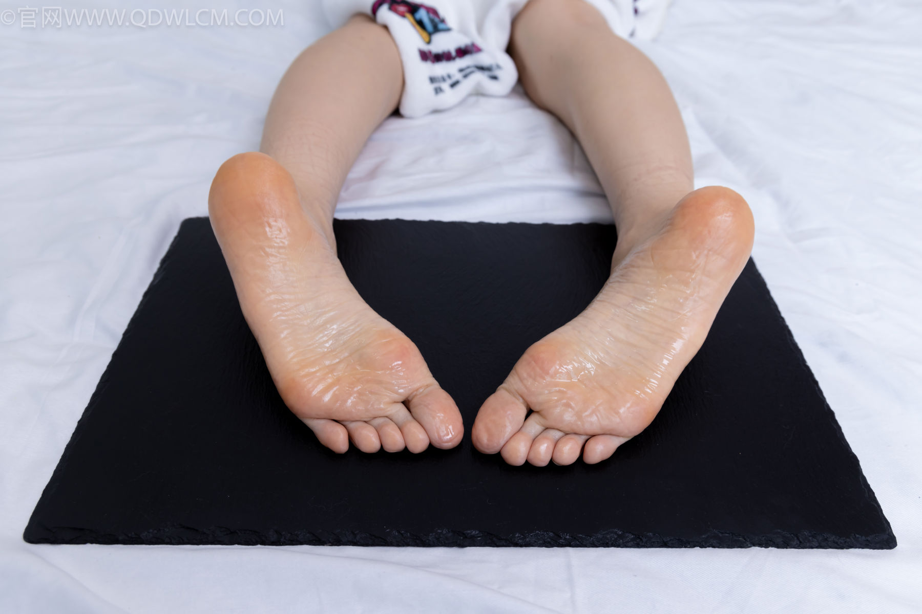 物恋传媒 No.2486 菜菜 - 高跟鞋、厚黑丝、裸足/(284P)