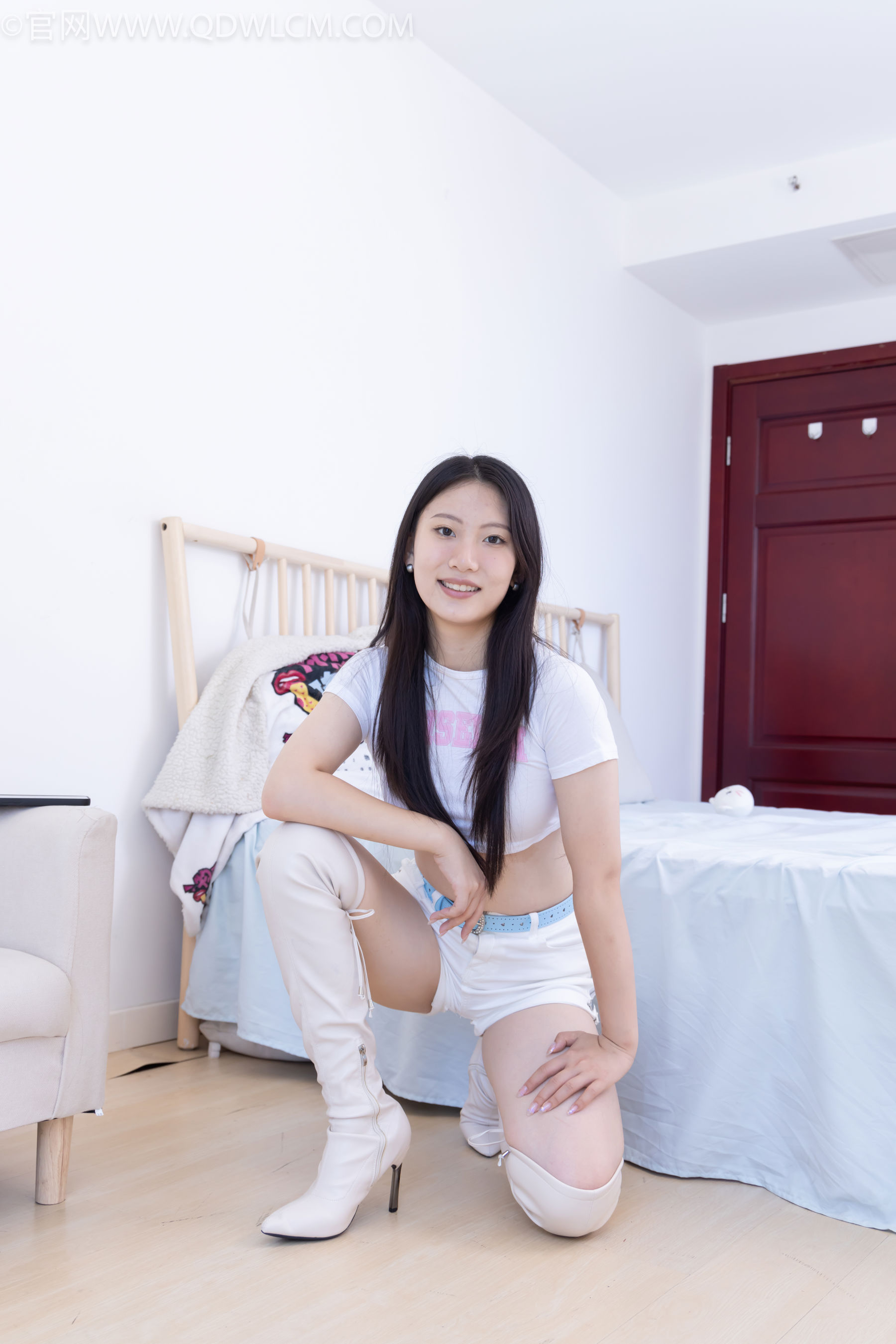 物恋传媒 No.2488 奶糖 - 高跟长靴、白棉袜、裸足/(180P)