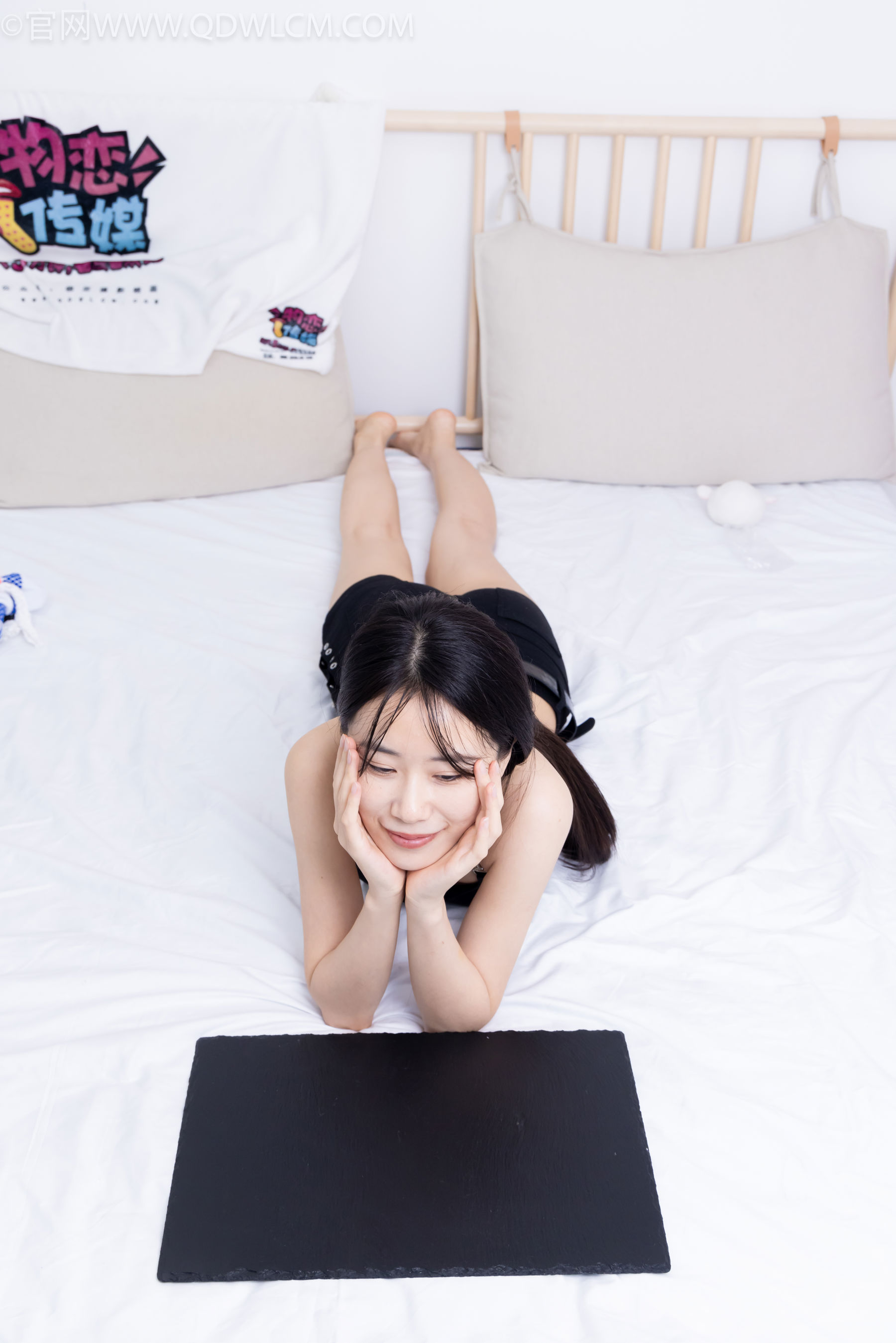 物恋传媒 No.2486 菜菜 - 高跟鞋、厚黑丝、裸足/(284P)