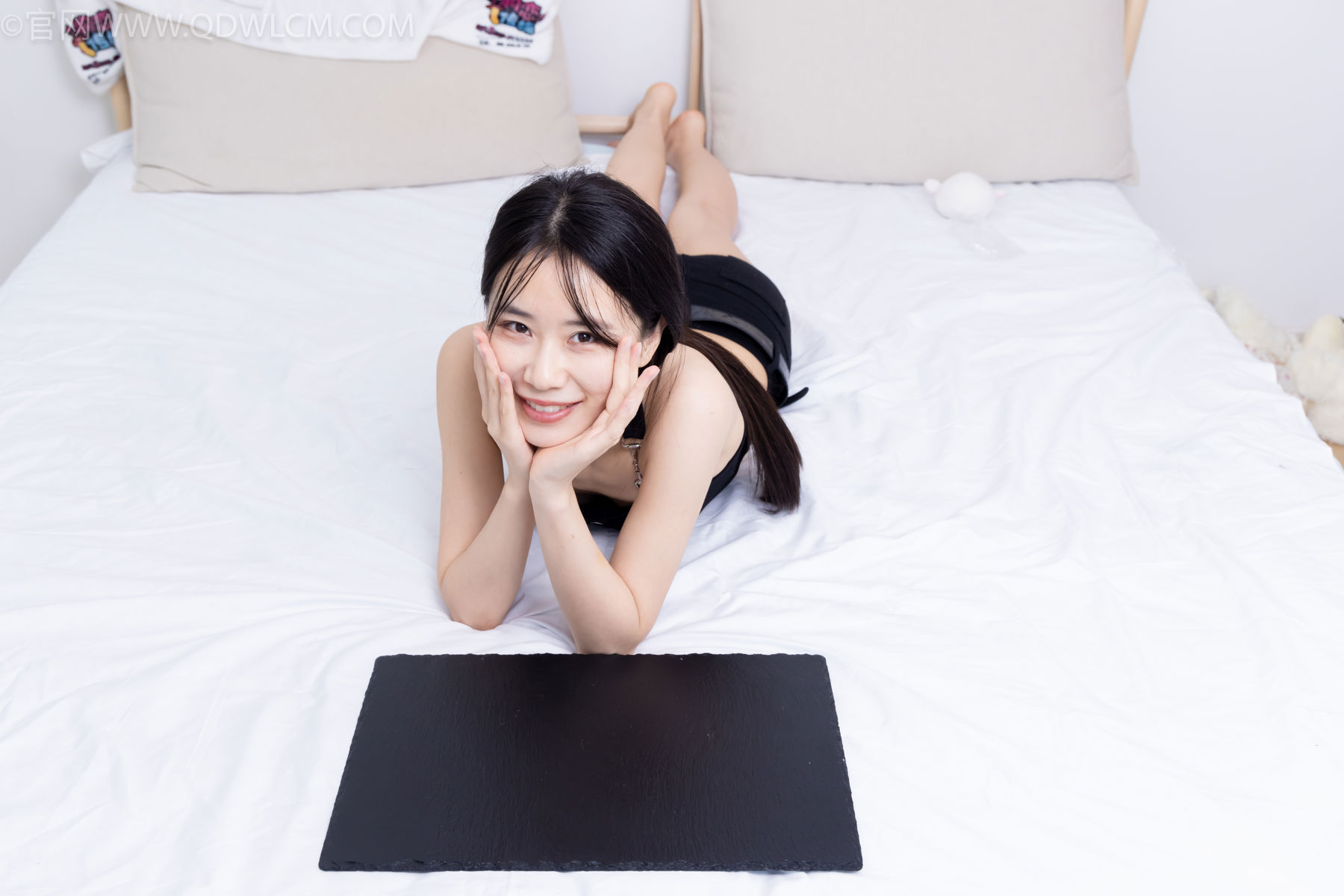 物恋传媒 No.2486 菜菜 - 高跟鞋、厚黑丝、裸足/(284P)