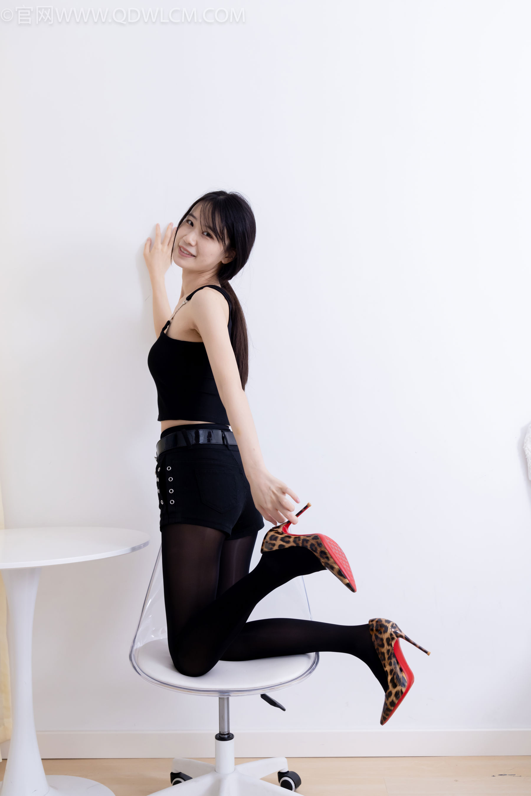 物恋传媒 No.2486 菜菜 - 高跟鞋、厚黑丝、裸足/(284P)