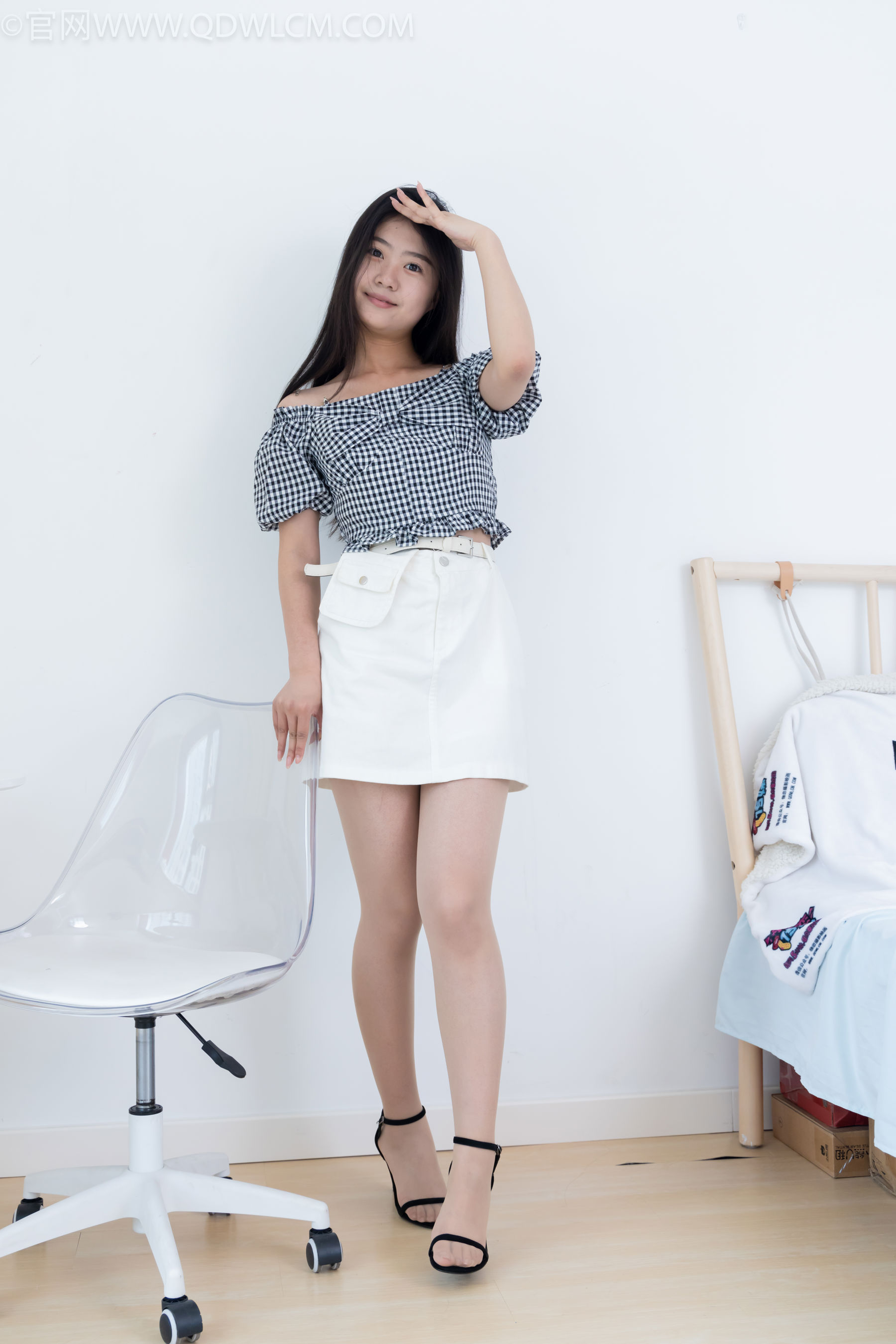 物恋传媒 No.2484 芋头 - 三双高跟凉鞋、薄肉丝、裸足/(151P)