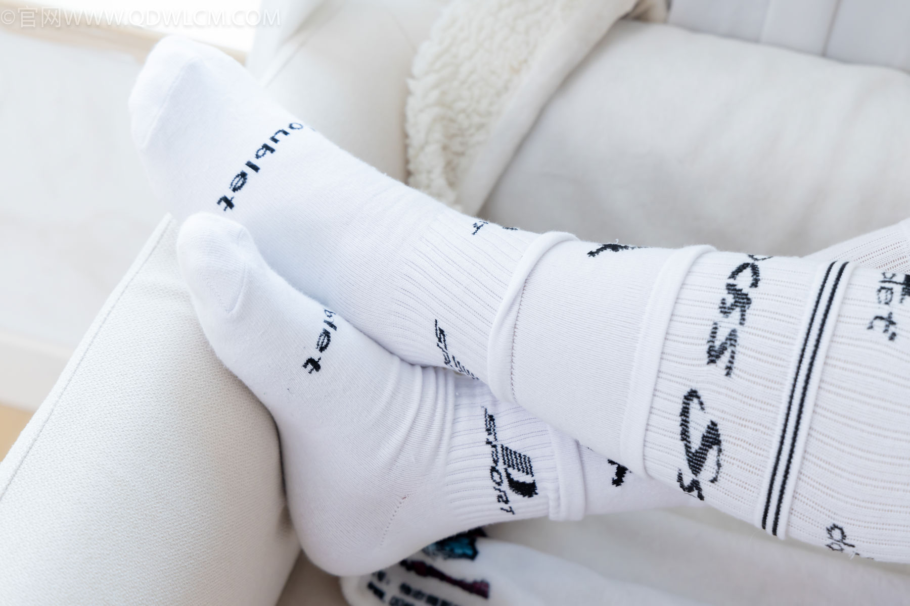 物恋传媒 No.2482 小可 - 运动鞋、白棉袜、裸足/(165P)