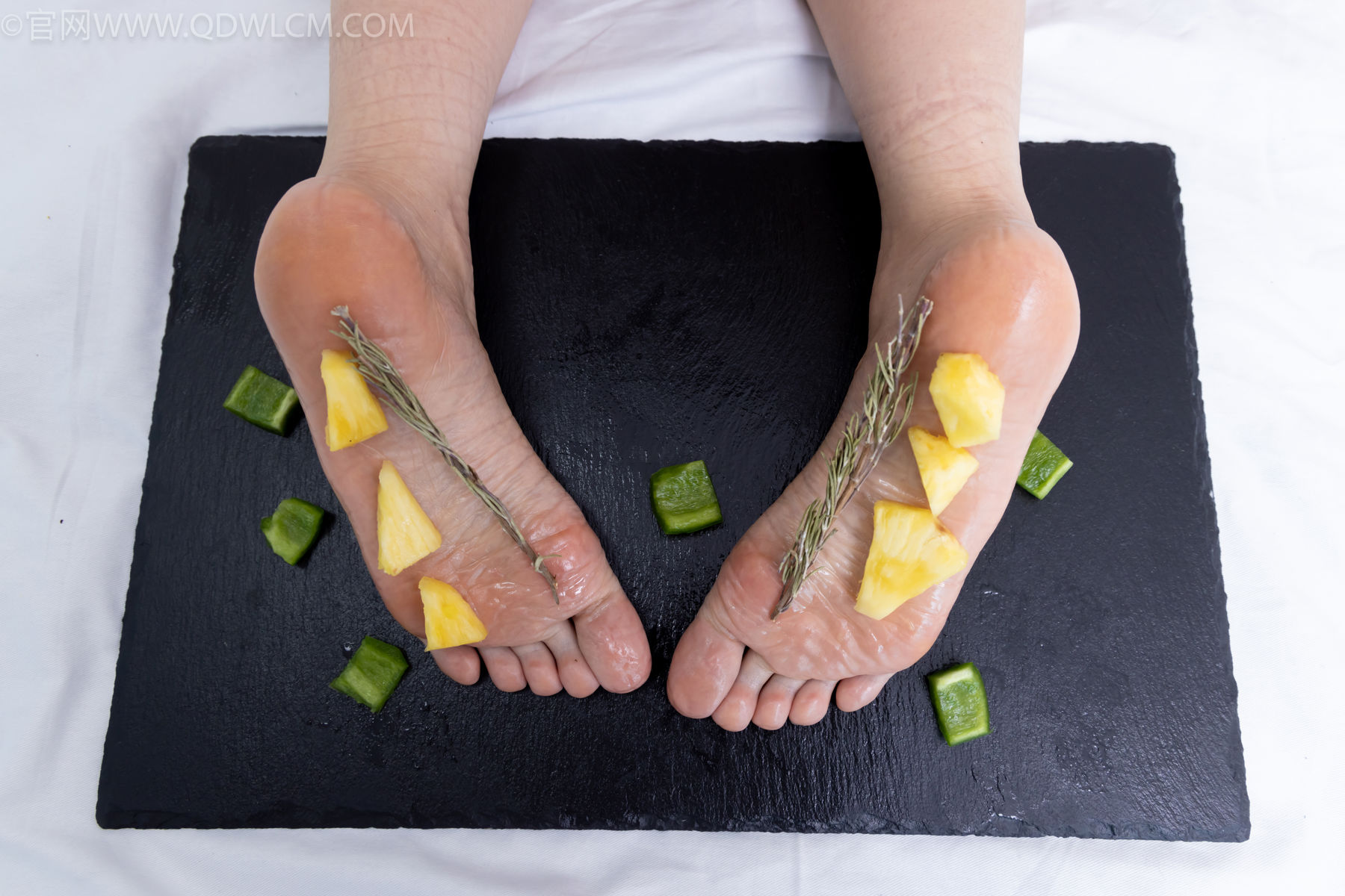 物恋传媒 No.2486 菜菜 - 高跟鞋、厚黑丝、裸足/(284P)