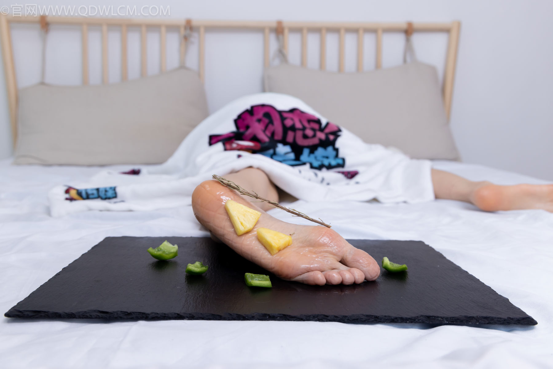 物恋传媒 No.2486 菜菜 - 高跟鞋、厚黑丝、裸足/(284P)