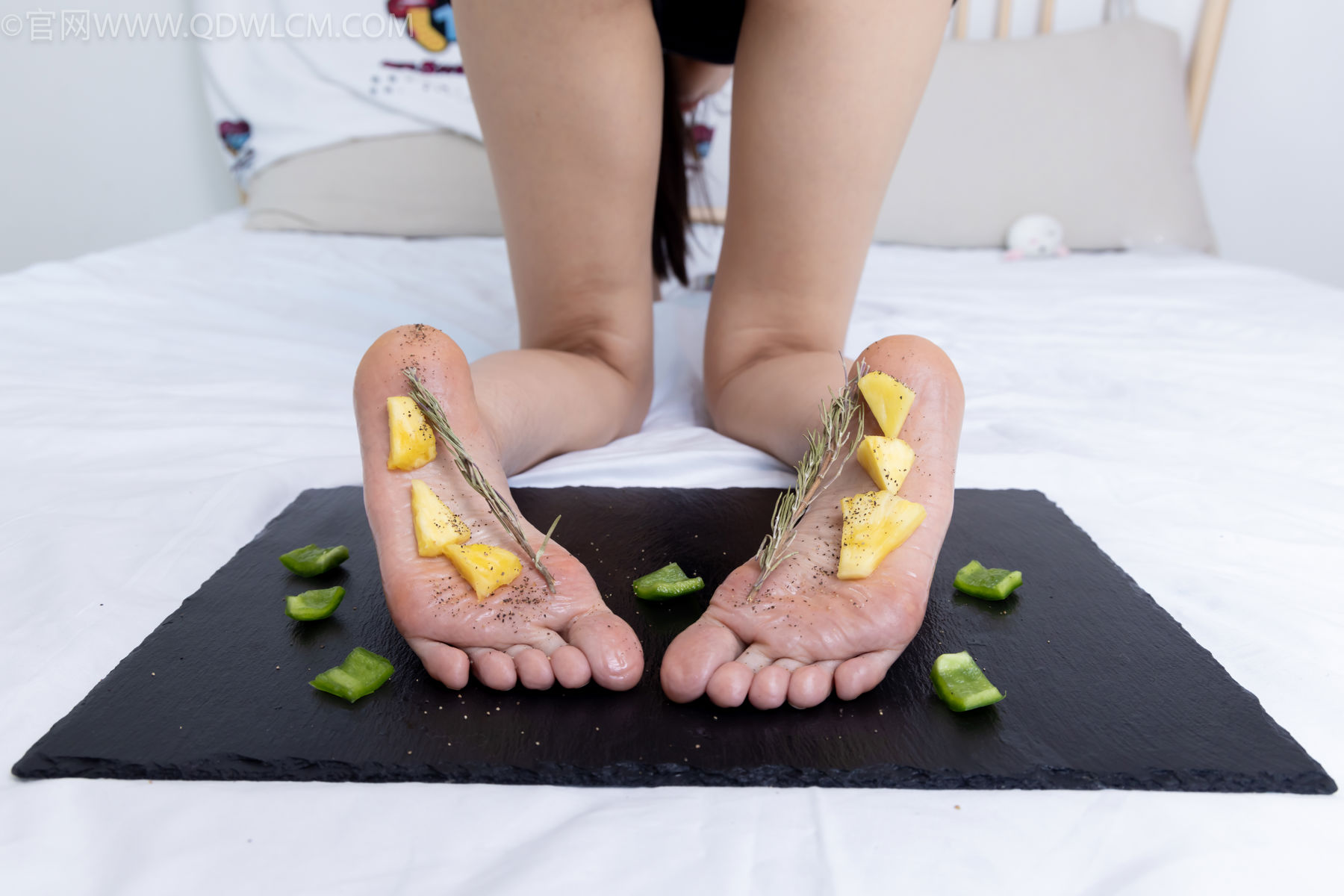 物恋传媒 No.2486 菜菜 - 高跟鞋、厚黑丝、裸足/(284P)