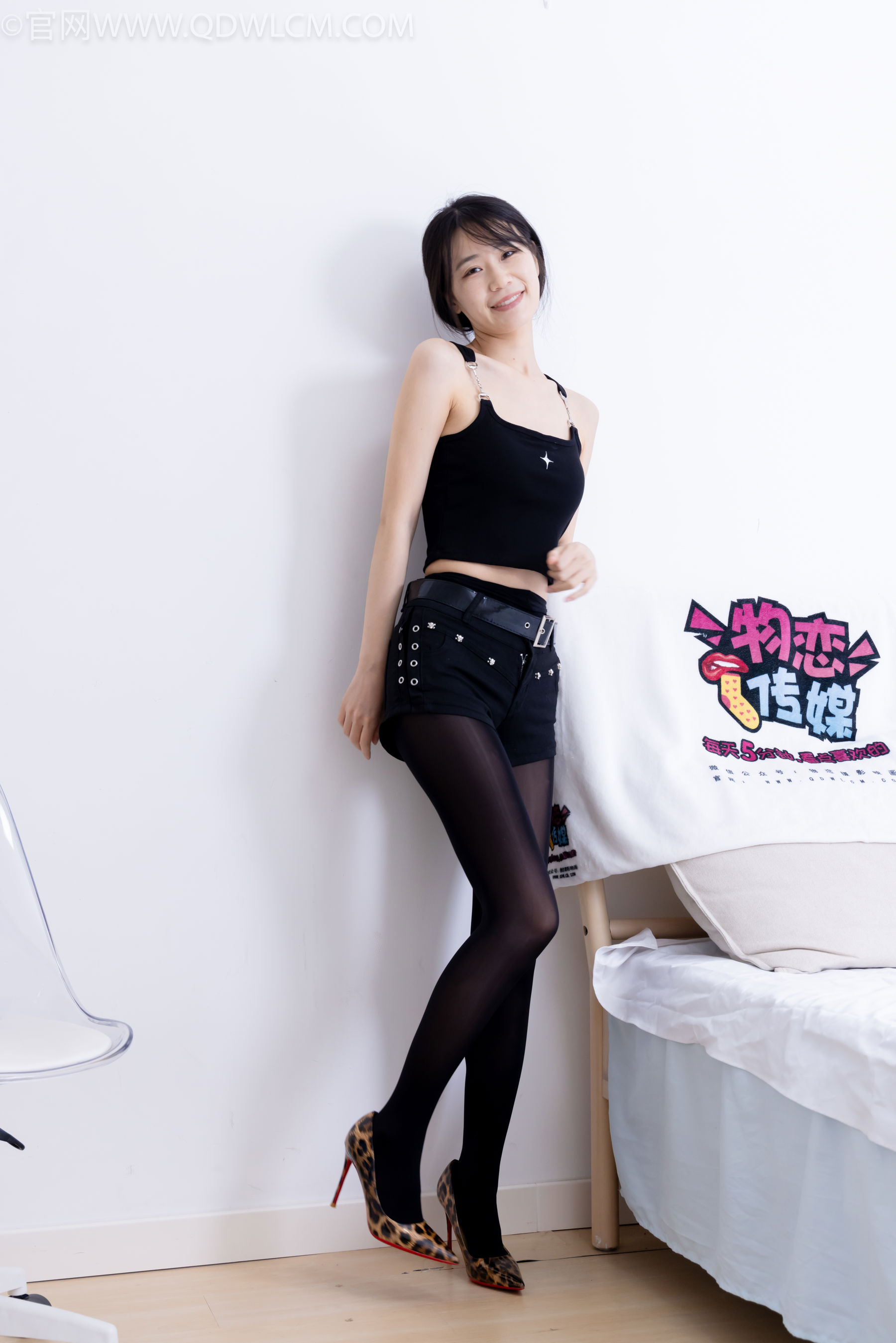 物恋传媒 No.2486 菜菜 - 高跟鞋、厚黑丝、裸足/(284P)