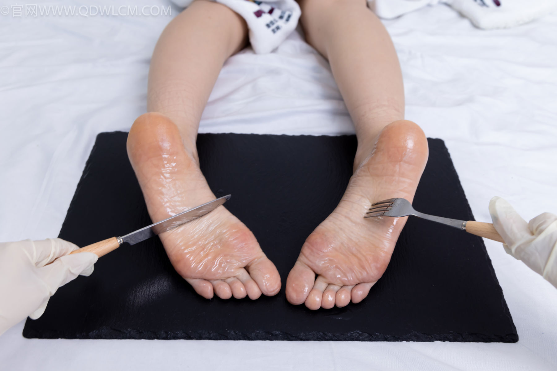 物恋传媒 No.2486 菜菜 - 高跟鞋、厚黑丝、裸足/(284P)