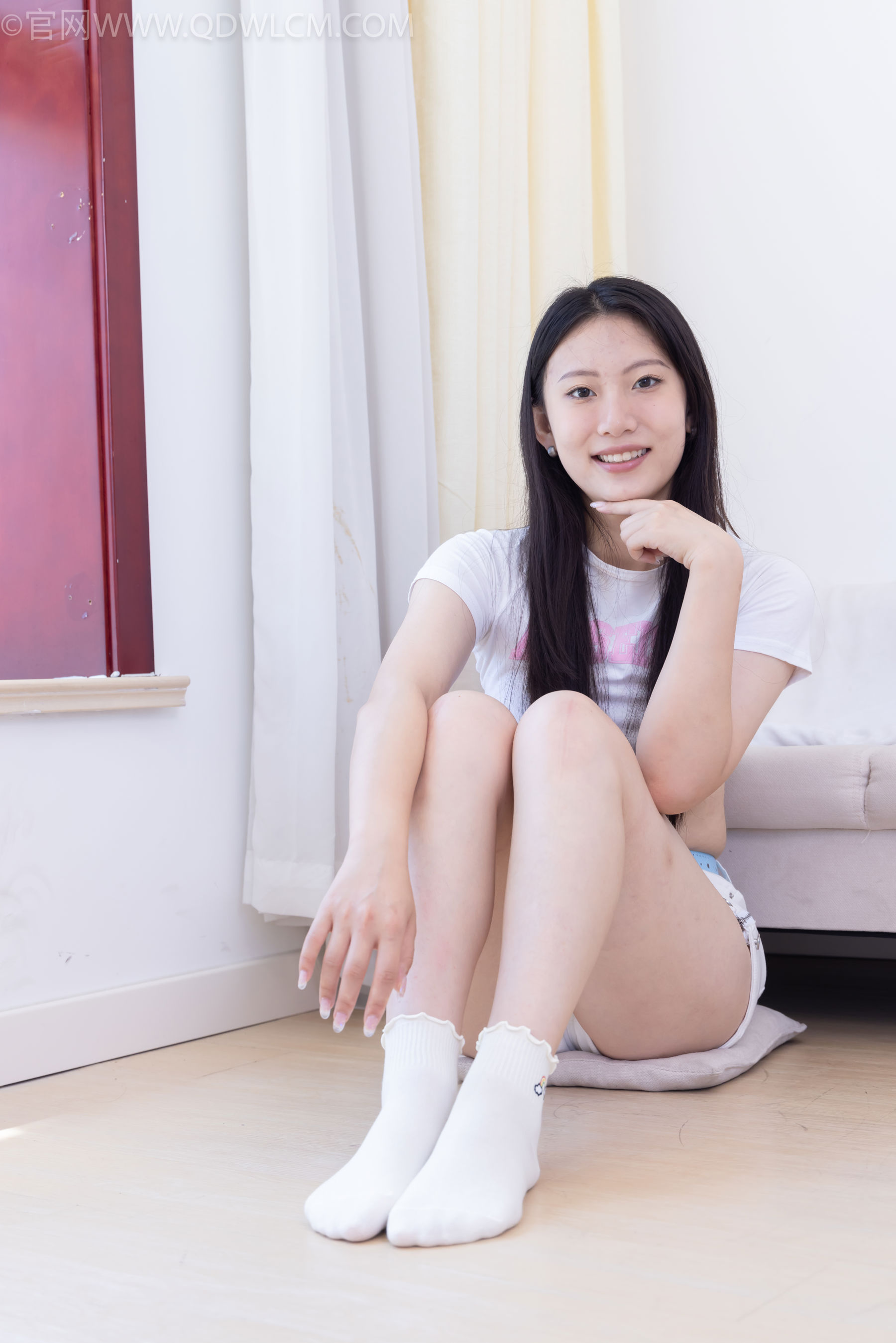 物恋传媒 No.2488 奶糖 - 高跟长靴、白棉袜、裸足/(180P)