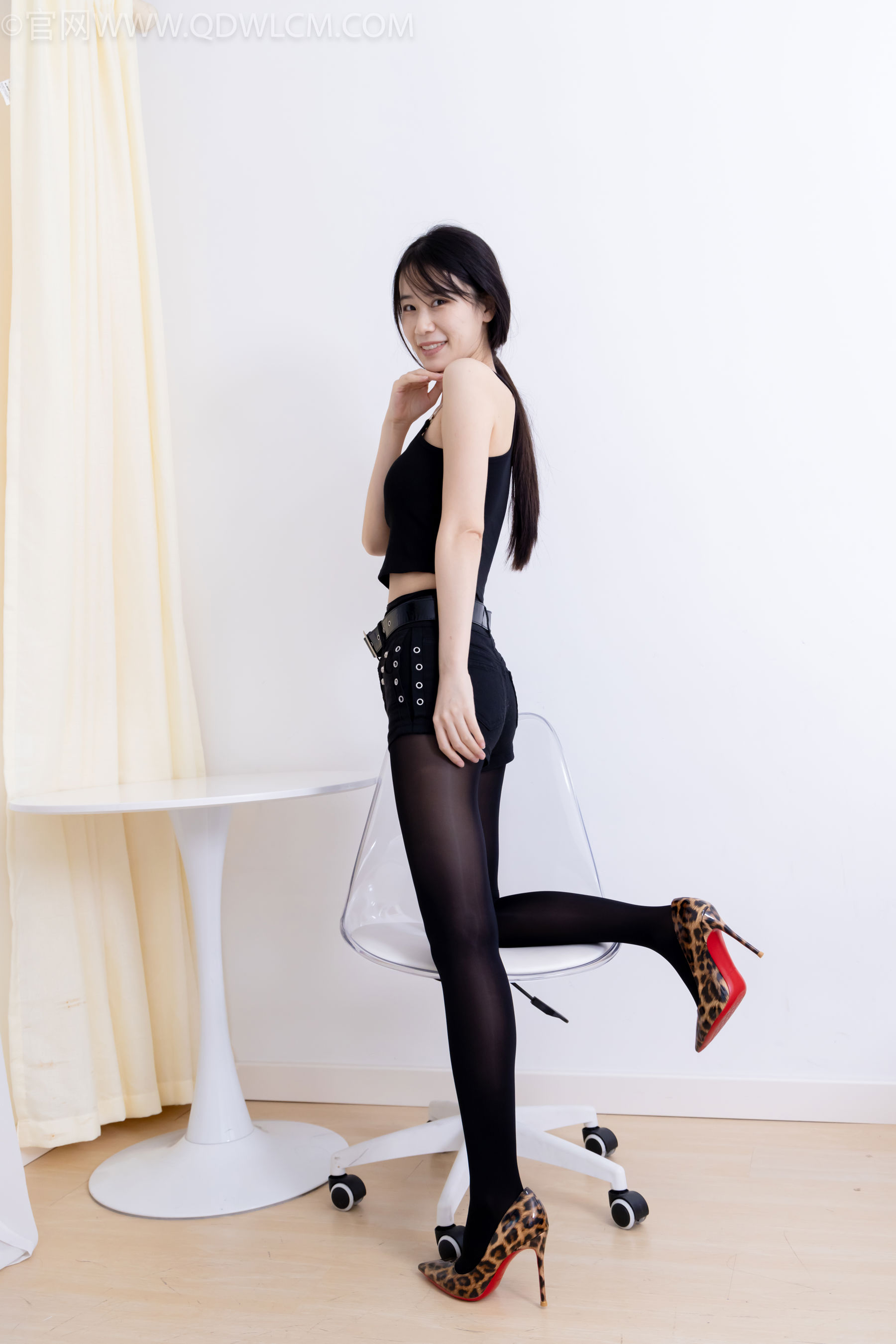 物恋传媒 No.2486 菜菜 - 高跟鞋、厚黑丝、裸足/(284P)