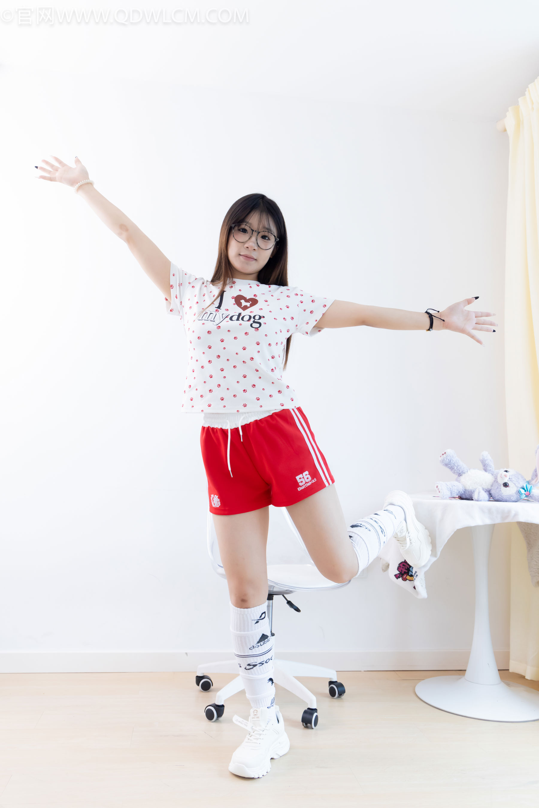 物恋传媒 No.2482 小可 - 运动鞋、白棉袜、裸足/(165P)