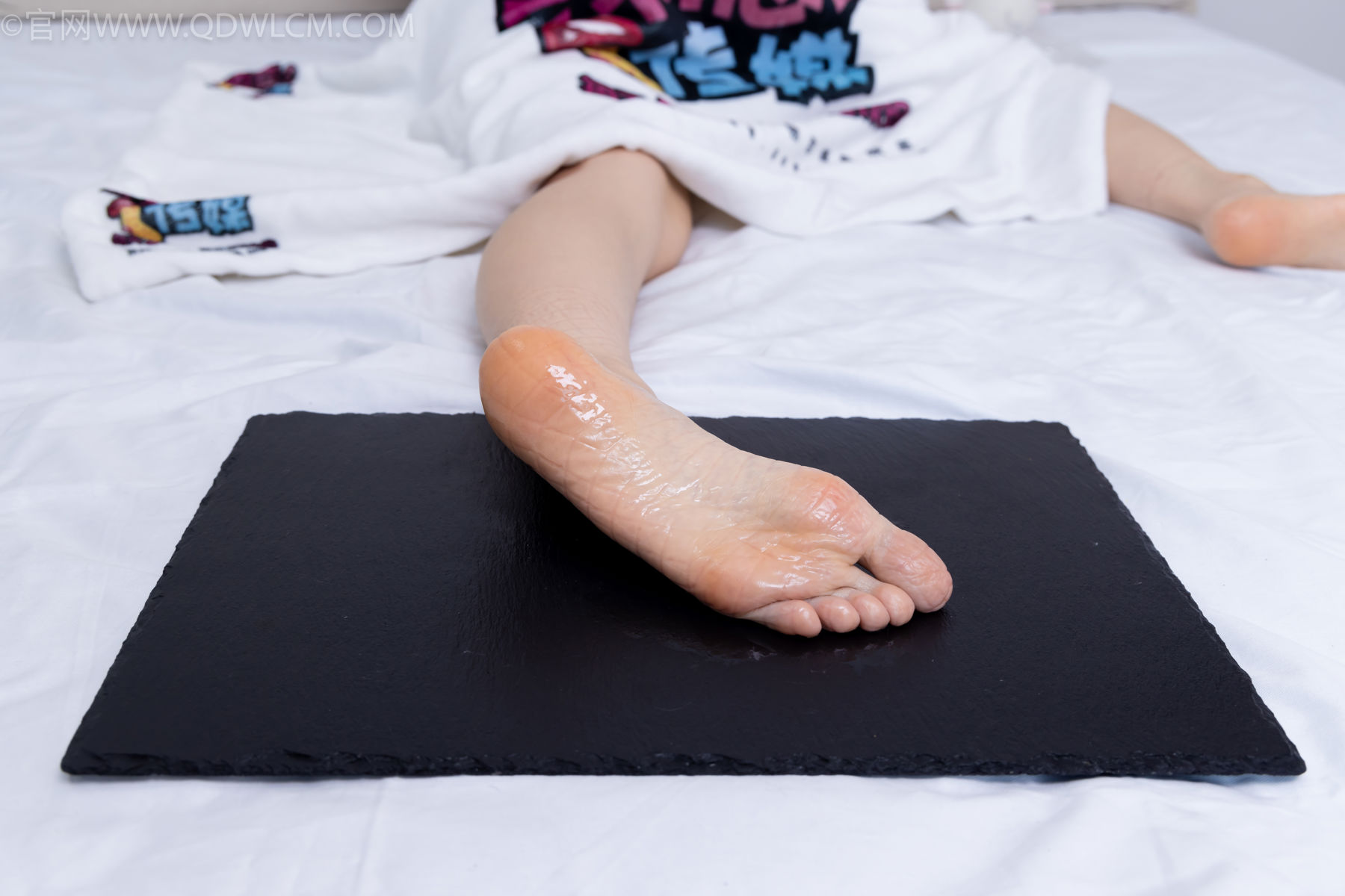 物恋传媒 No.2486 菜菜 - 高跟鞋、厚黑丝、裸足/(284P)