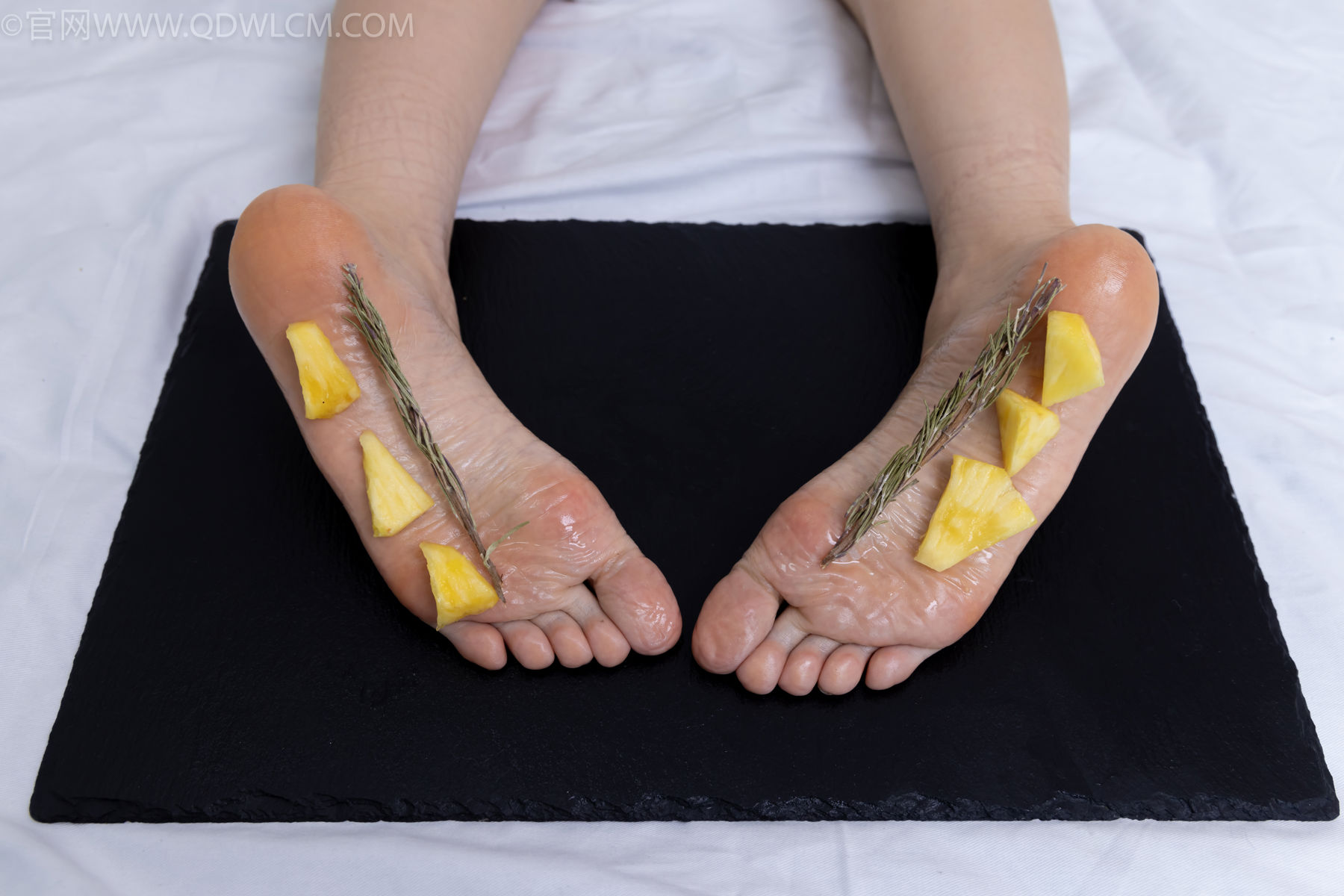 物恋传媒 No.2486 菜菜 - 高跟鞋、厚黑丝、裸足/(284P)