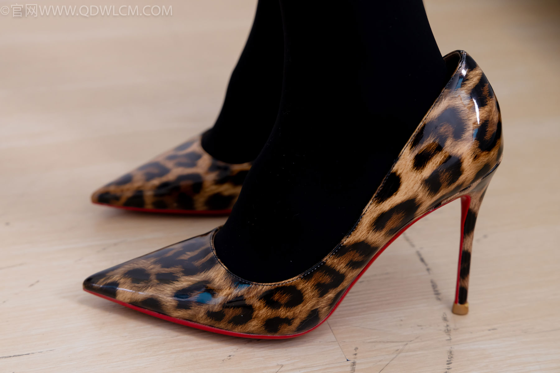 物恋传媒 No.2486 菜菜 - 高跟鞋、厚黑丝、裸足/(284P)