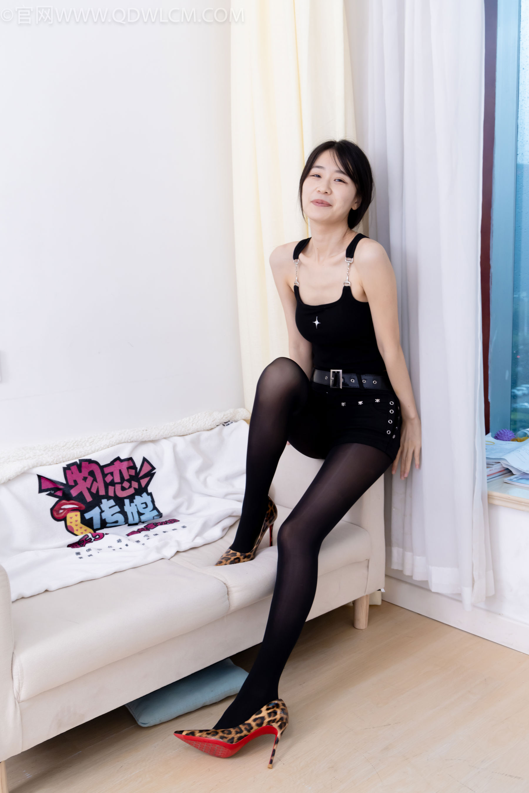 物恋传媒 No.2486 菜菜 - 高跟鞋、厚黑丝、裸足/(284P)