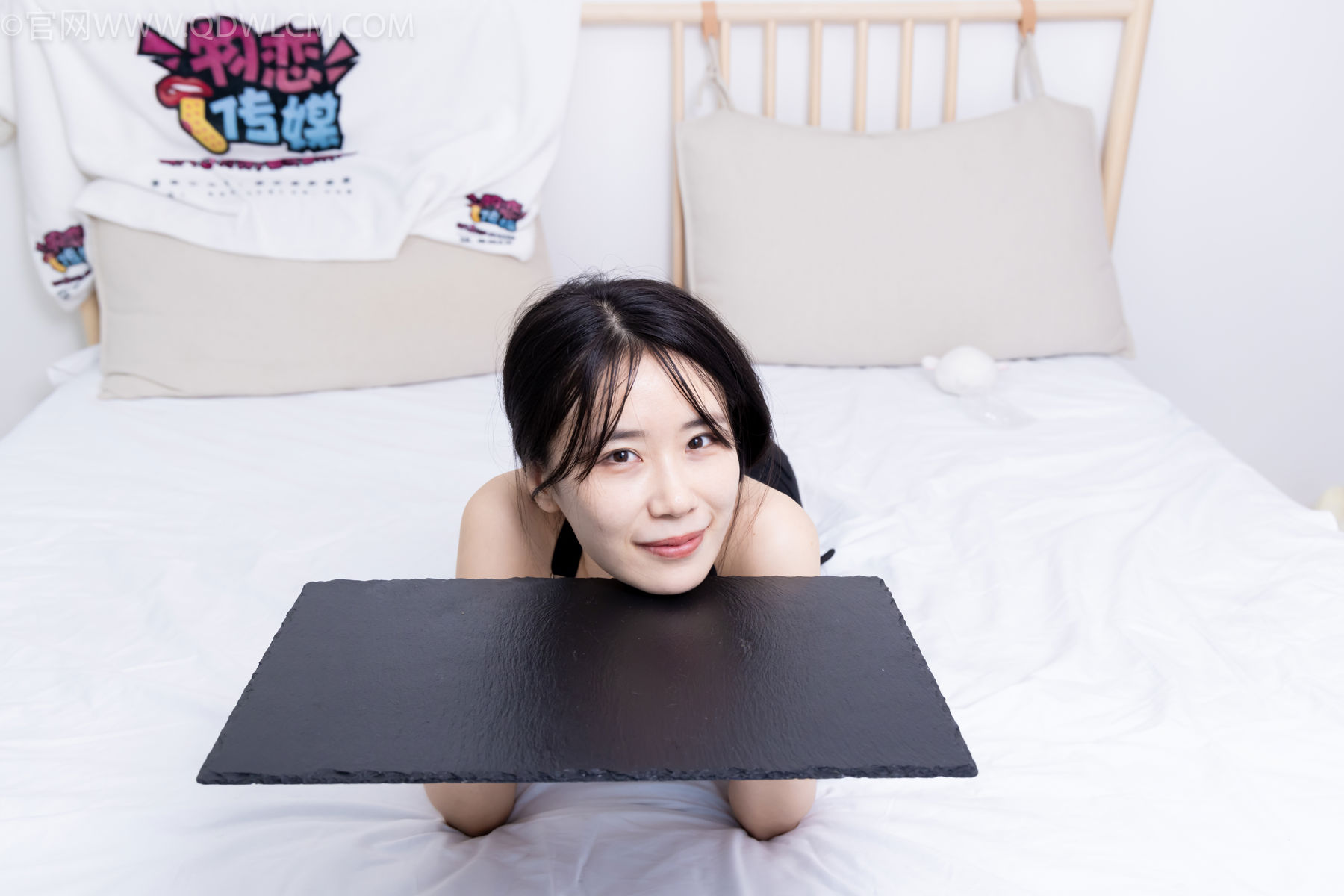 物恋传媒 No.2486 菜菜 - 高跟鞋、厚黑丝、裸足/(284P)