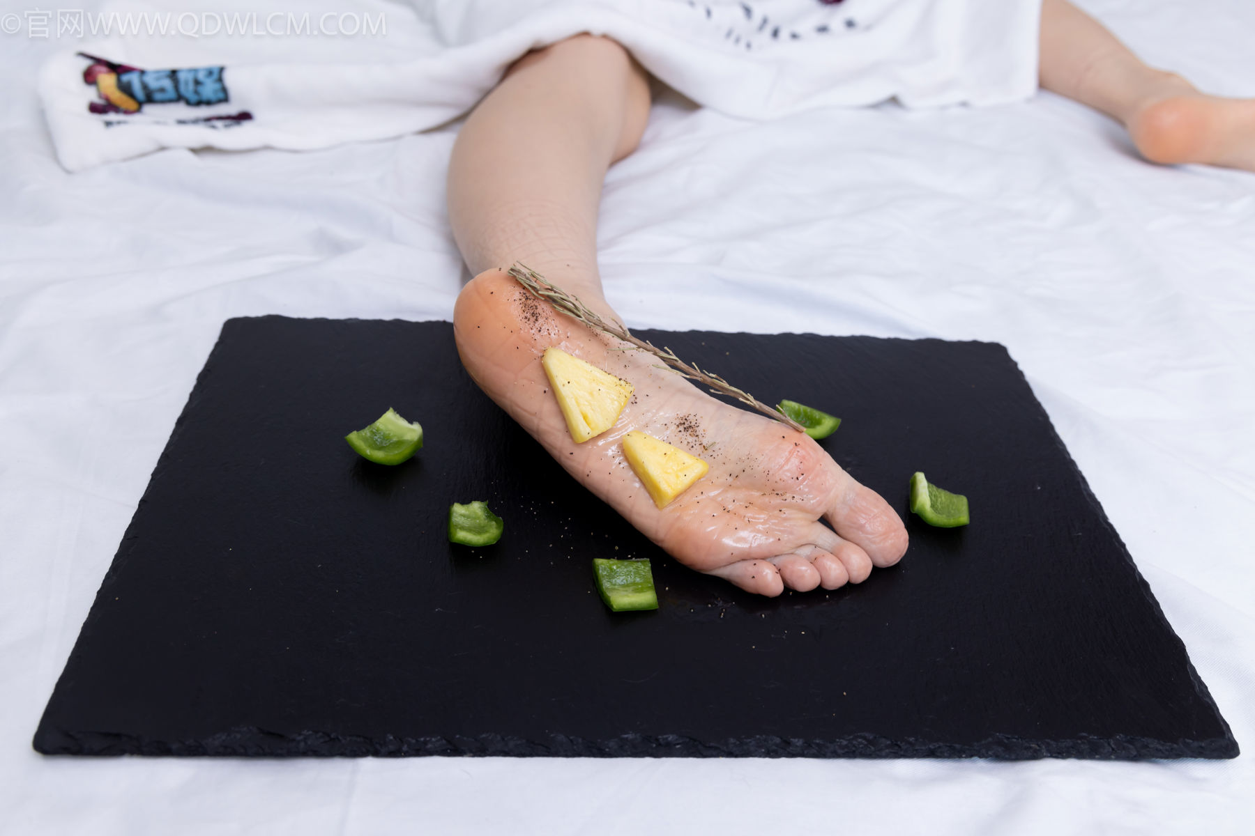 物恋传媒 No.2486 菜菜 - 高跟鞋、厚黑丝、裸足/(284P)