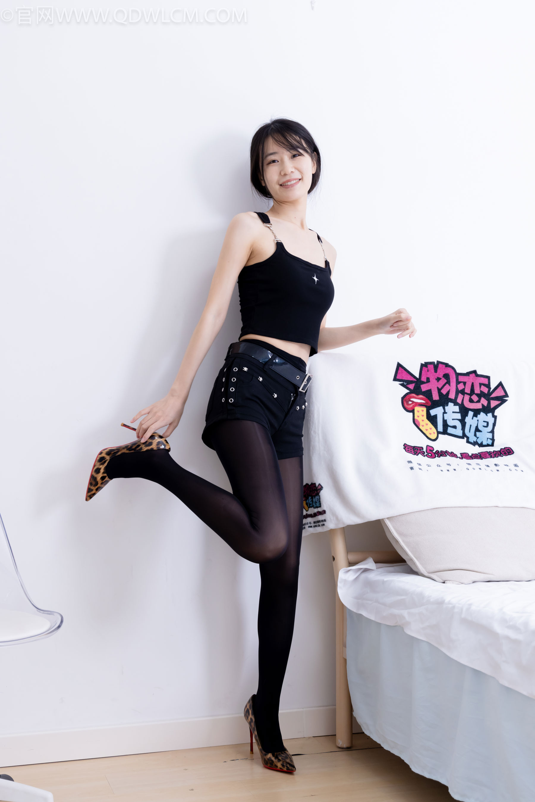 物恋传媒 No.2486 菜菜 - 高跟鞋、厚黑丝、裸足/(284P)