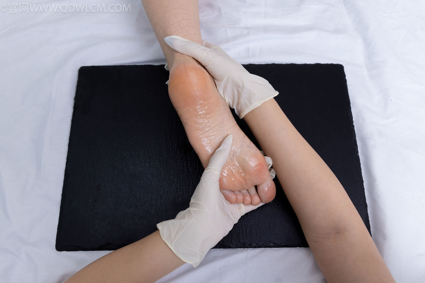 物恋传媒 No.2486 菜菜 - 高跟鞋、厚黑丝、裸足/(284P)