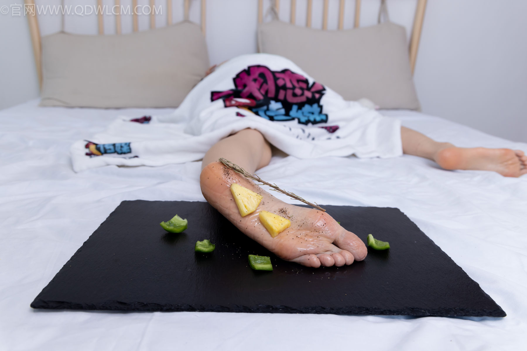 物恋传媒 No.2486 菜菜 - 高跟鞋、厚黑丝、裸足/(284P)