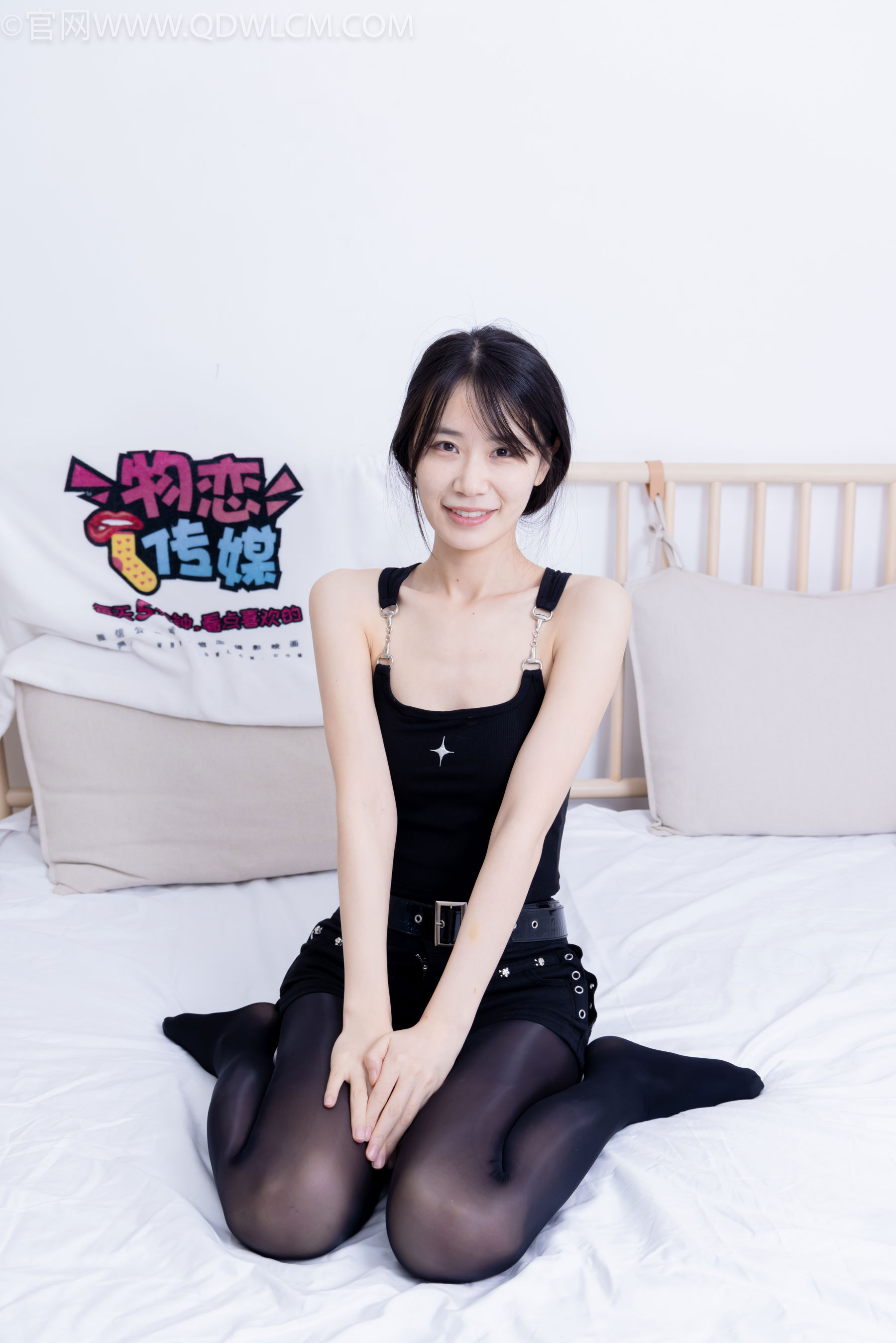 物恋传媒 No.2486 菜菜 - 高跟鞋、厚黑丝、裸足/(284P)