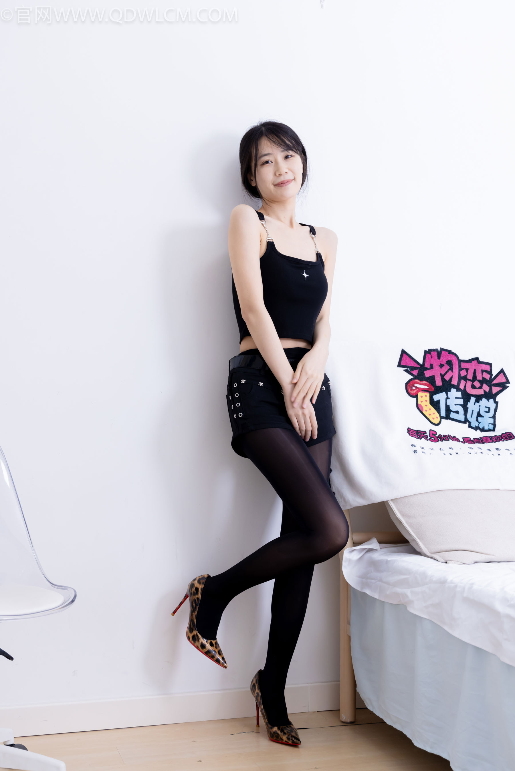 物恋传媒 No.2486 菜菜 - 高跟鞋、厚黑丝、裸足/(284P)