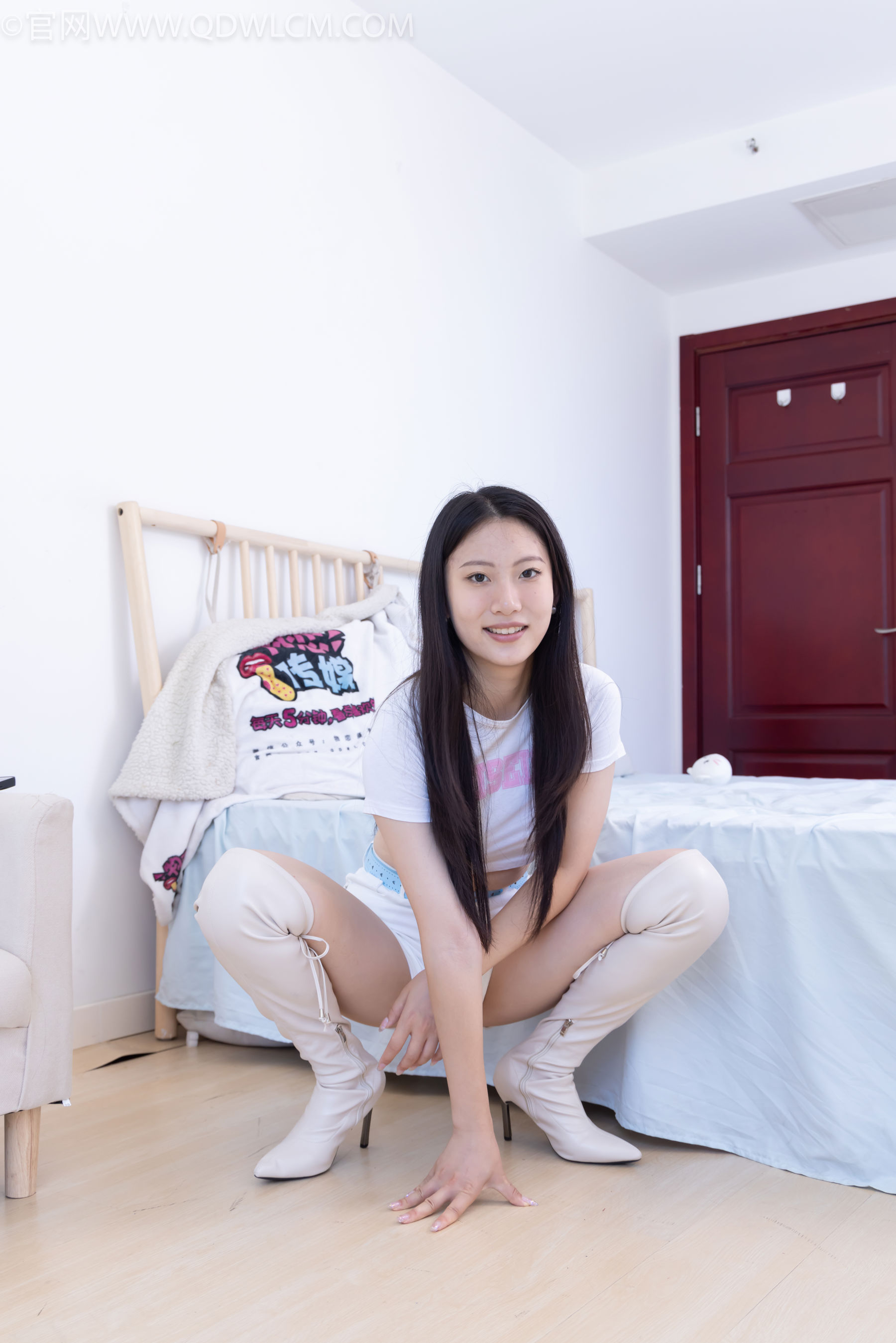 物恋传媒 No.2488 奶糖 - 高跟长靴、白棉袜、裸足/(180P)