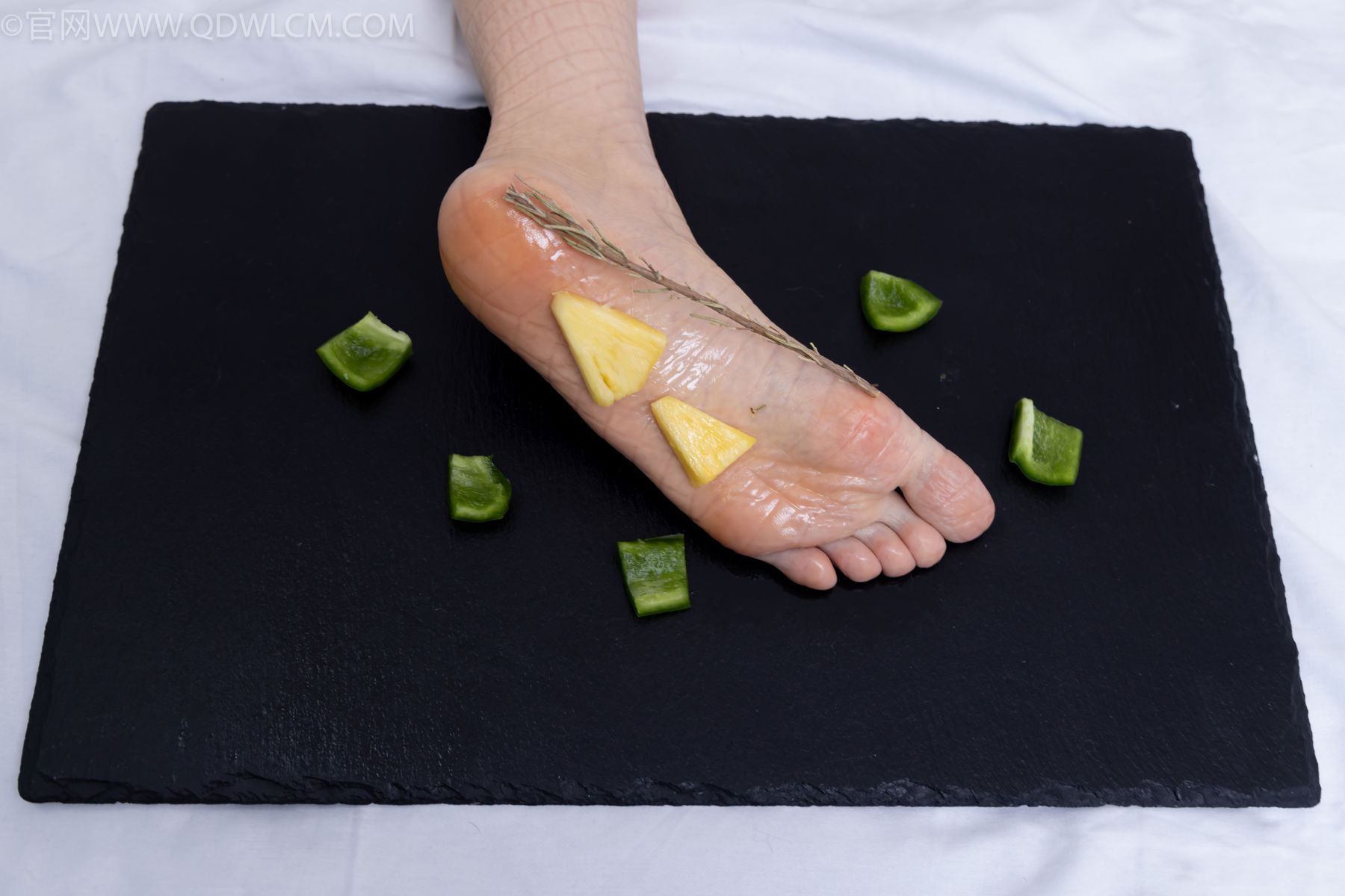 物恋传媒 No.2486 菜菜 - 高跟鞋、厚黑丝、裸足/(284P)