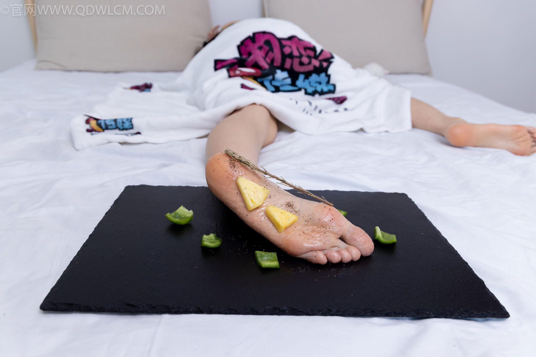 物恋传媒 No.2486 菜菜 - 高跟鞋、厚黑丝、裸足/(284P)